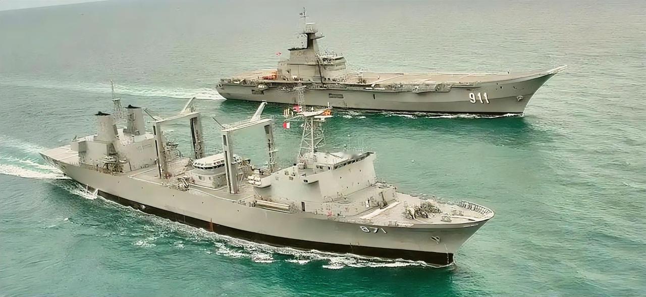 泰国海军航母的专职综合补给舰竟然比航母还要大一倍，“锡米兰”号补给舰是泰国皇家海