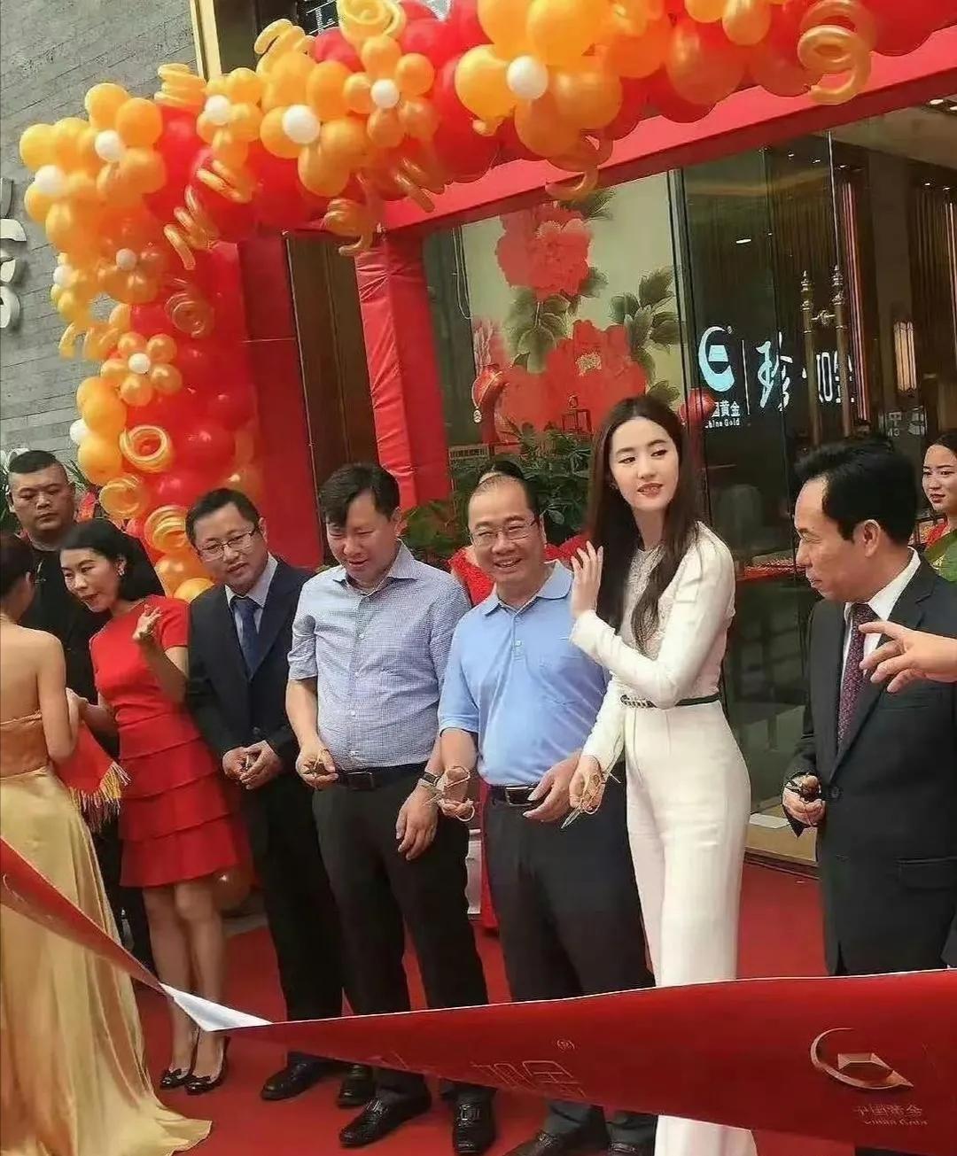 下面是顶 流刘亦菲在一个小县城做宣传的图片。相对于灯光璀璨的大舞台上的她，图片中