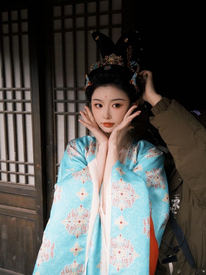孔雪儿晒子夜归剧照孔雪儿晒子夜归剧照 真的是好美呀，古典的古装造型非常的优雅呀，