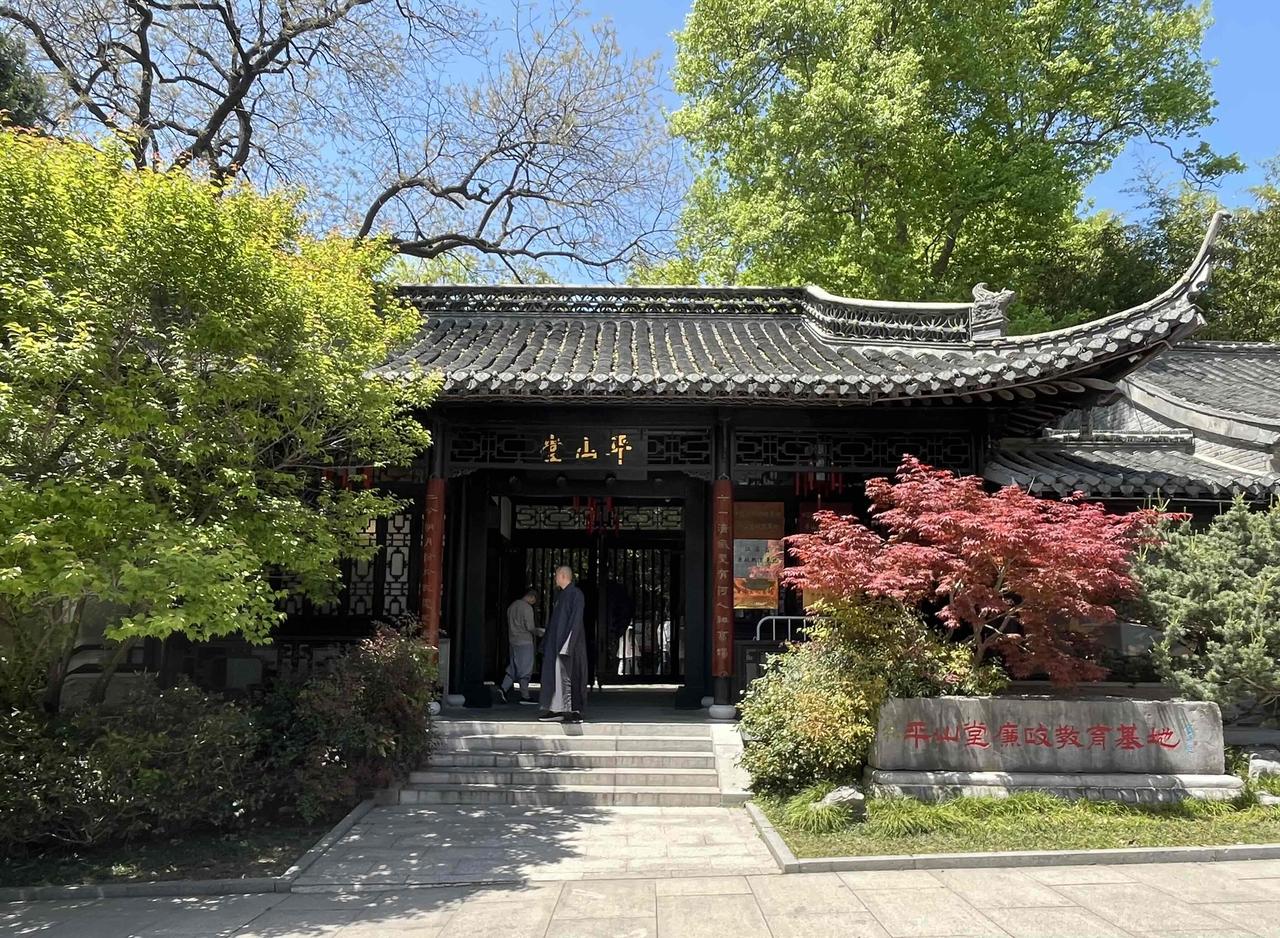 江苏省扬州市大明寺内有座平山堂。平山堂始建于北宋（148年），是时任扬州太守的欧