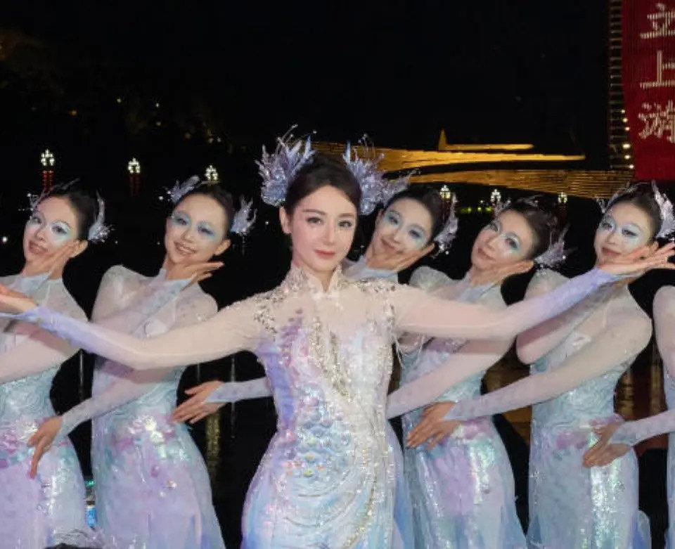 迪丽热巴这是长肉了？看着比伴舞体格大了不少 