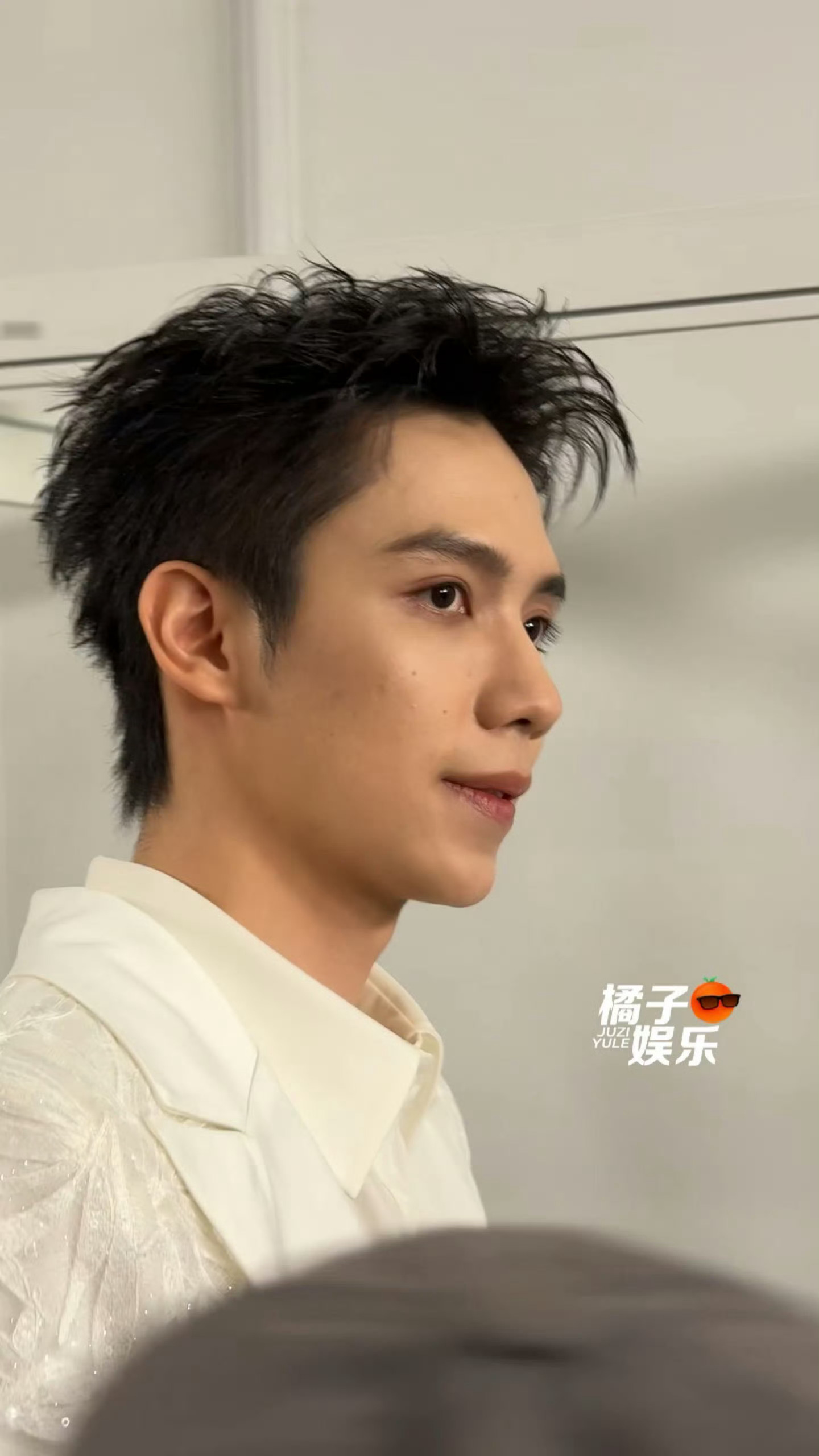 罗一舟地方春晚路透🈶好带感，好硬朗的帅哥，这个风格现在特别适合他