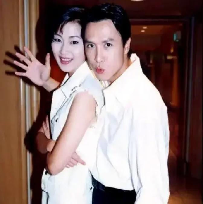 30年不认，今天却高调庆生
 
甄子丹为长子办30岁生日宴，现场一家五三代同框。