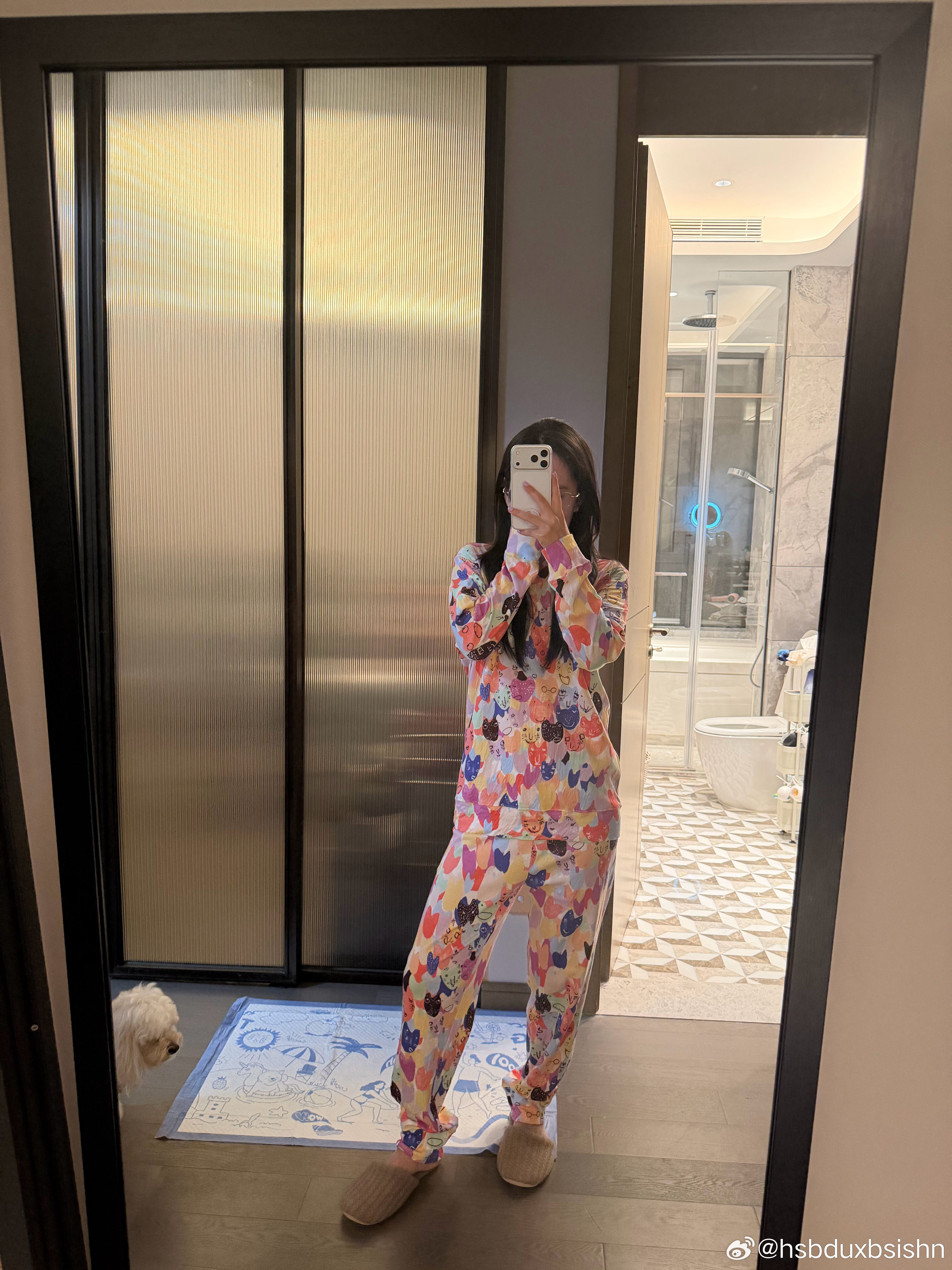 我的天呐在日本逛街的时候买了一套睡衣 穿上身完全是比挂在那里还要猥琐的程度[捂嘴