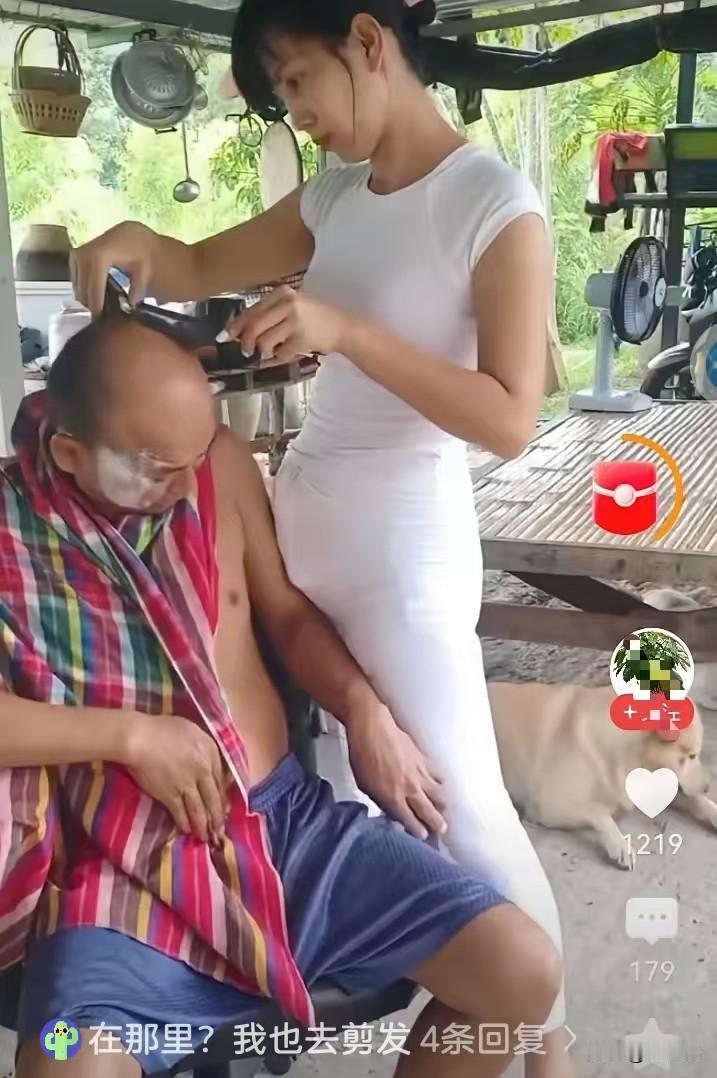 现在剪头发都这么有氛围感了吗？小院里简简单单的露天理发点，环境随性又接地气，还有