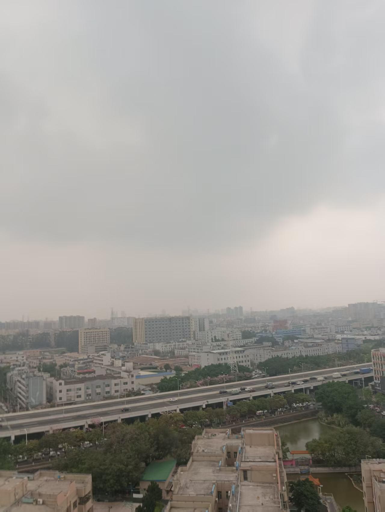 随手拍张照昨天开始广深高速开始有点堵车了，但也不是很堵，慢慢的还是能开！：