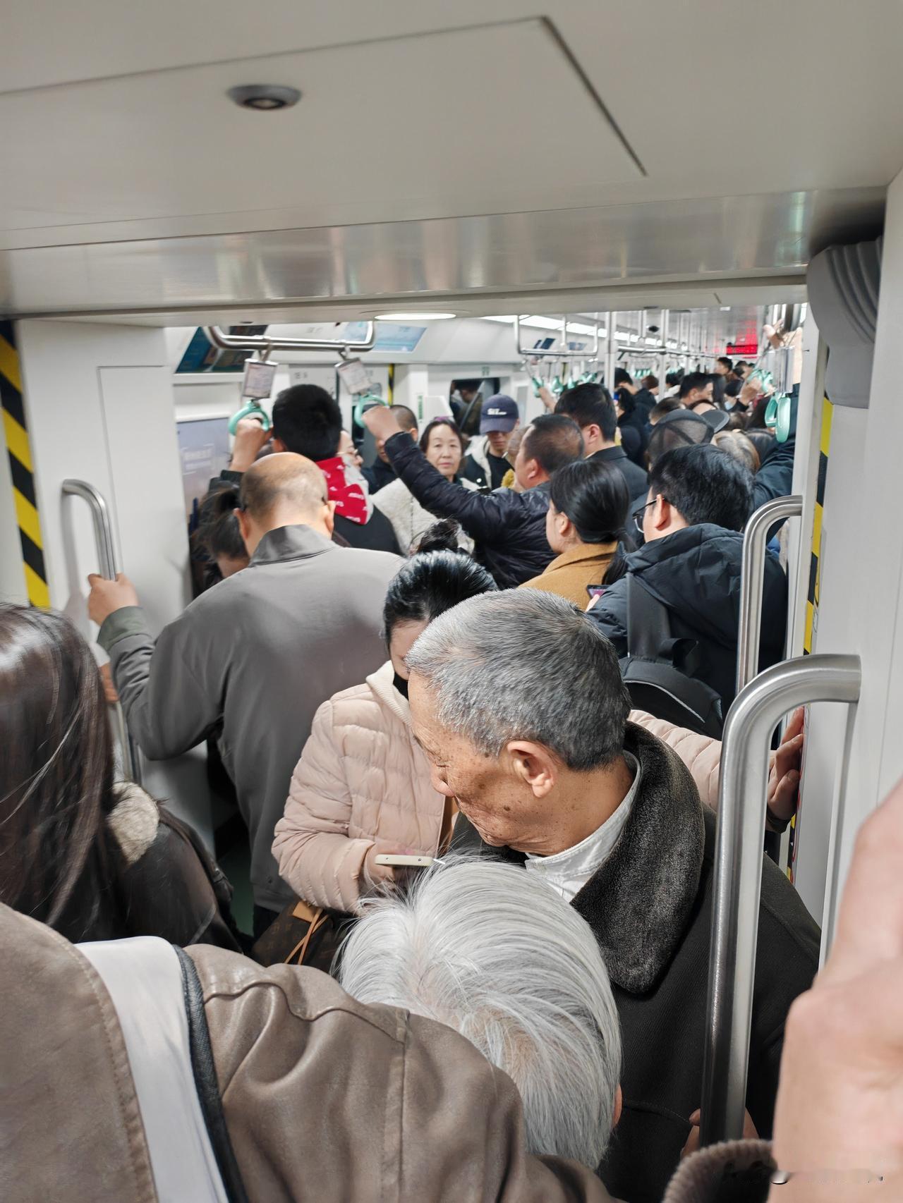 今天中午的西安地铁4号线建筑科技大学.李家村站，上下车的人咋这么多？
     