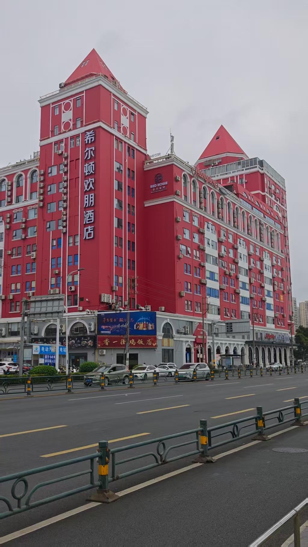 三月的广州已然是春暖花开、春意盎然之景，此时安排一场踏春之旅正合适。约上老友一家