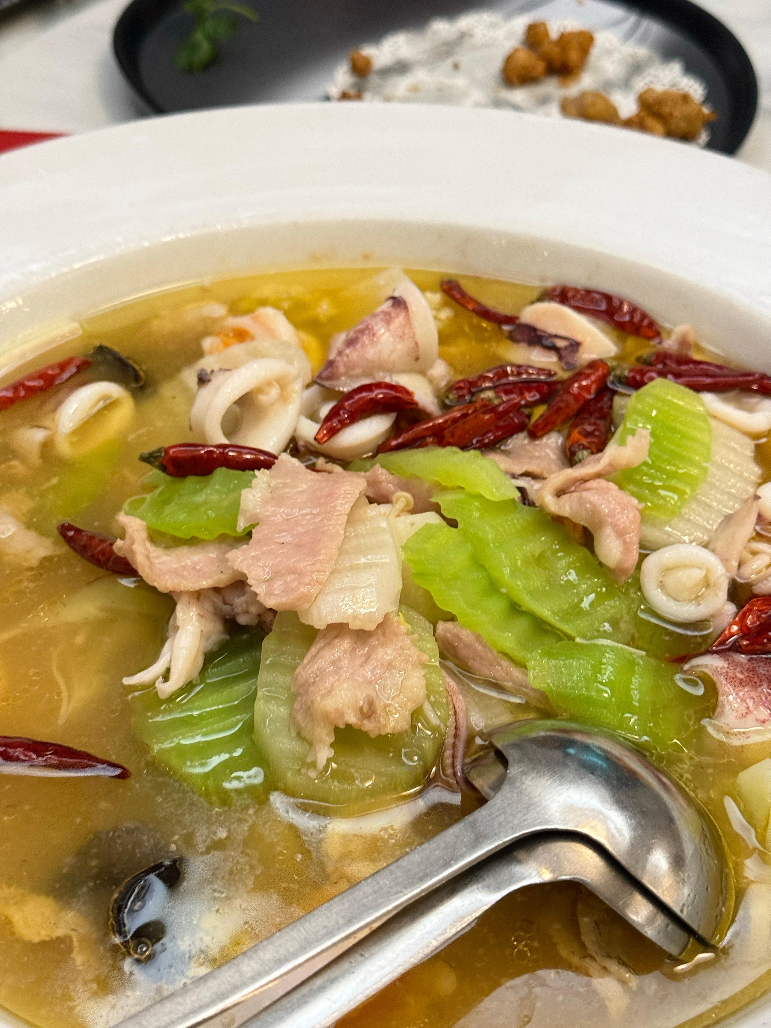 你们晚上吃什么？好久没吃姜母鸭了，这生姜比肉好吃😋 