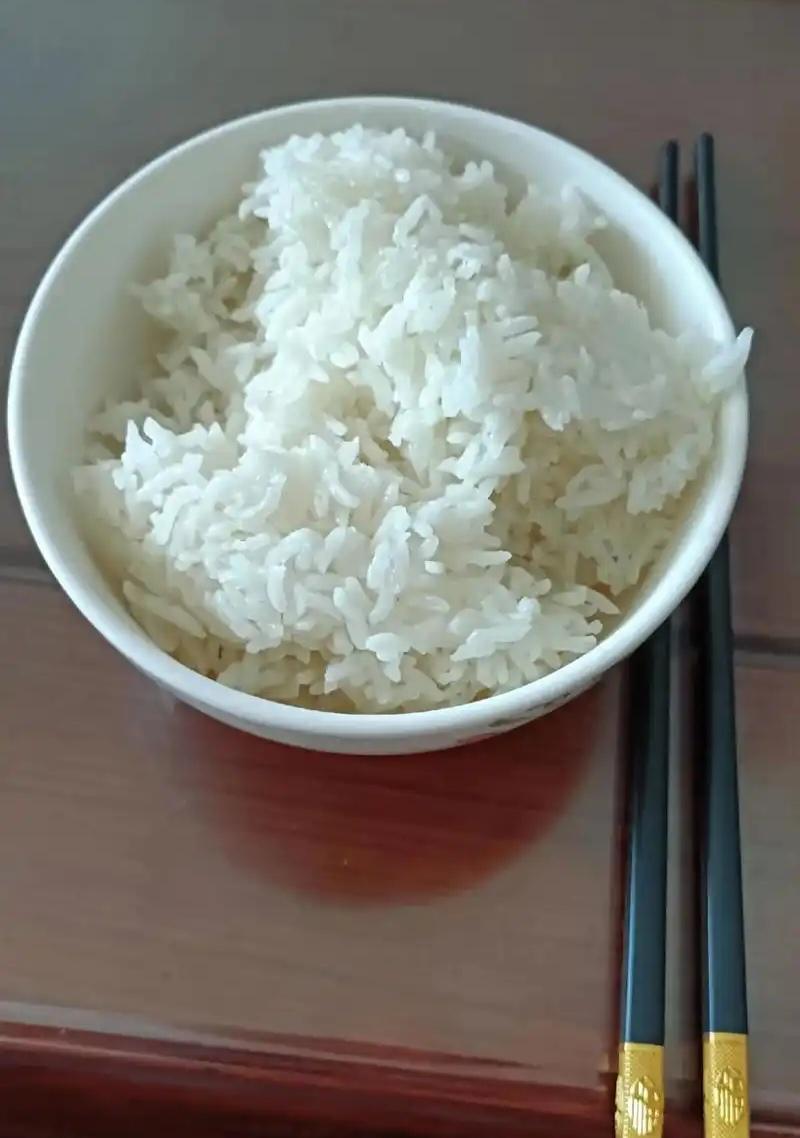 上联:二碗，白米饭，诚邀下联一季，黑汗流。