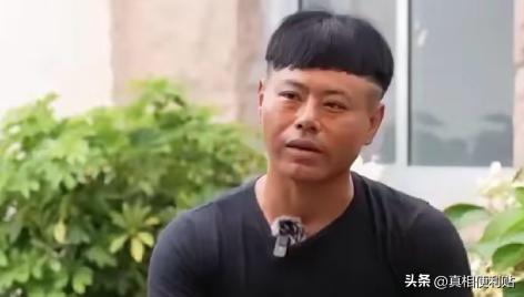 山东威海，一家三口去海边玩，父子俩不慎被海浪卷走，母亲急得大喊：“有人会游泳吗？