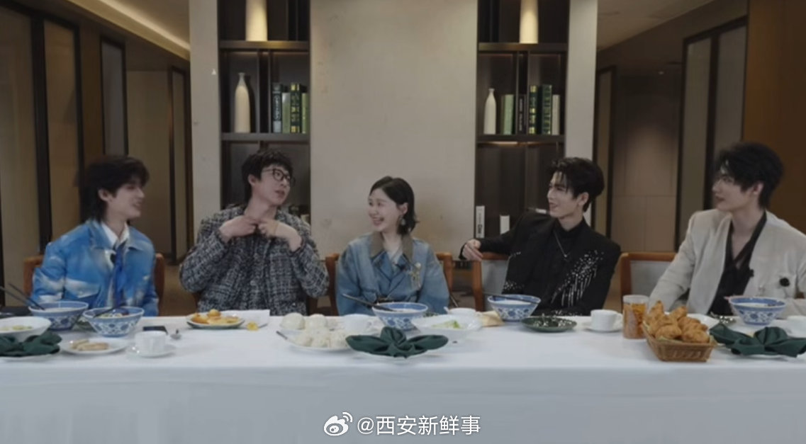 【丁程鑫cue爷们要脸】周柯宇说丁程鑫游戏水平中游偏上3月24日，在开始推理吧直