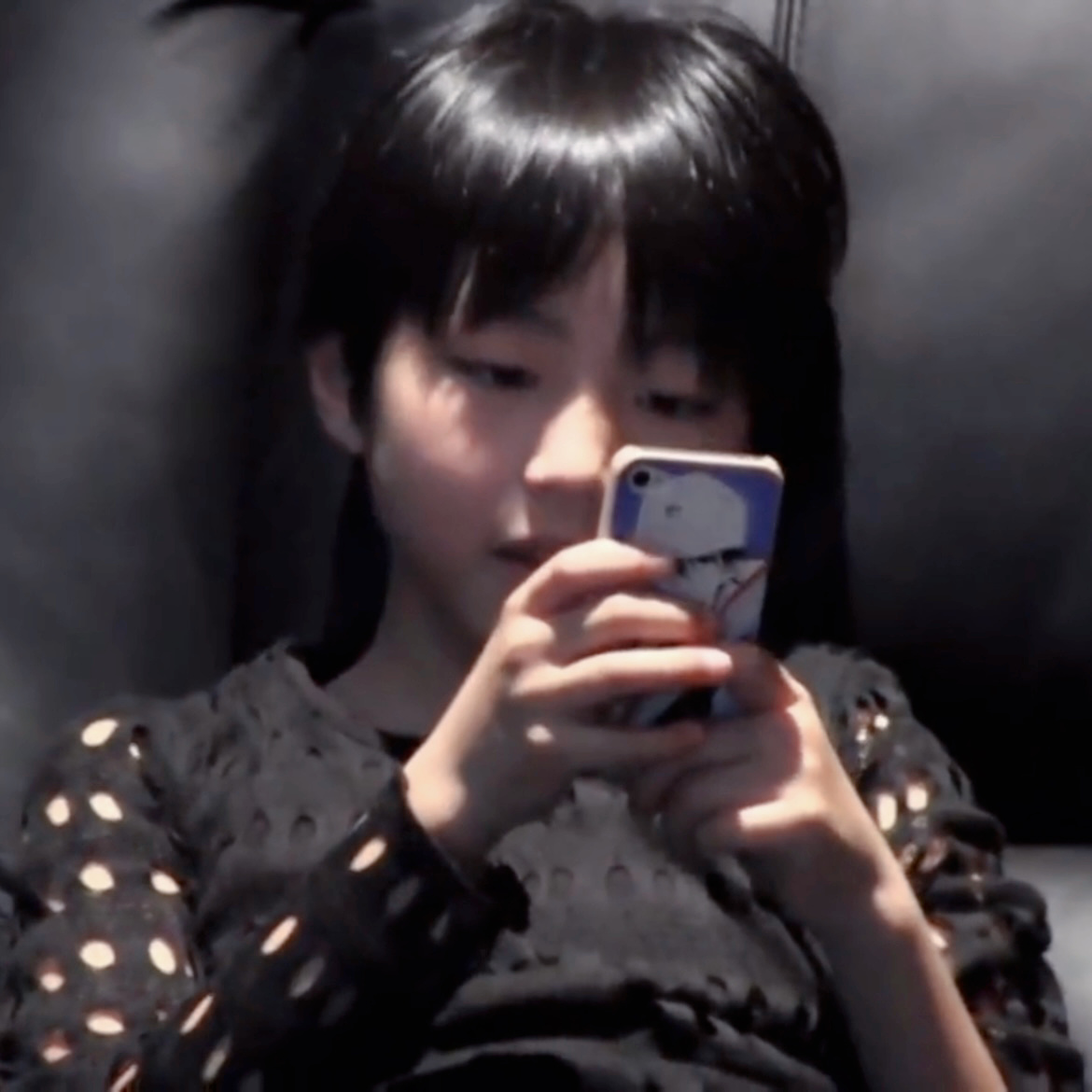 小朋友玩小手机，大朋友玩大手机，那么最后一张是大朋友还是小朋友 