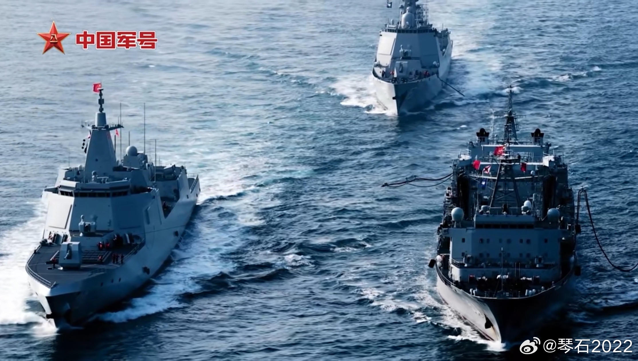 前面还有1艘打伞不仅仅两横一纵，前面还有一艘防空舰负责打伞。中国海军力量烽火问鼎