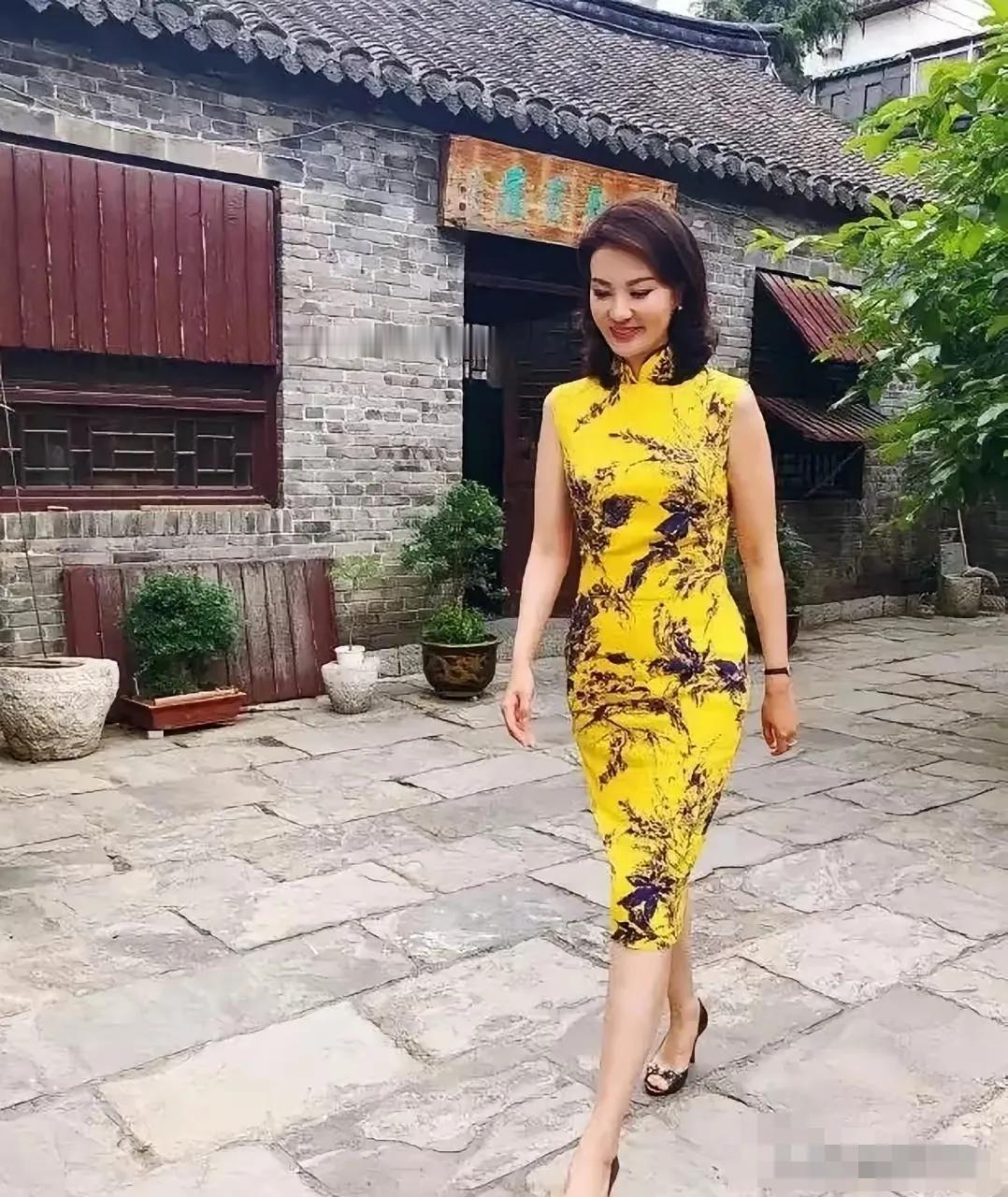 有网友说遇到了刘芳菲，我咋看都不像，这女士太漂亮了！这黄裙子穿的太美了，简直就是