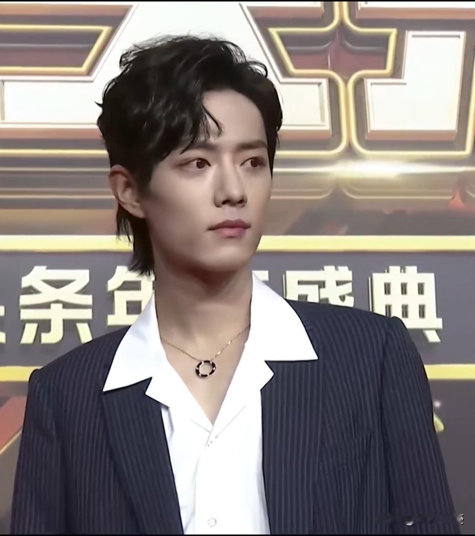 犹记得2018年年度盛典上男主持人的感叹，他说：我现在就站在肖战的旁边，是第一次