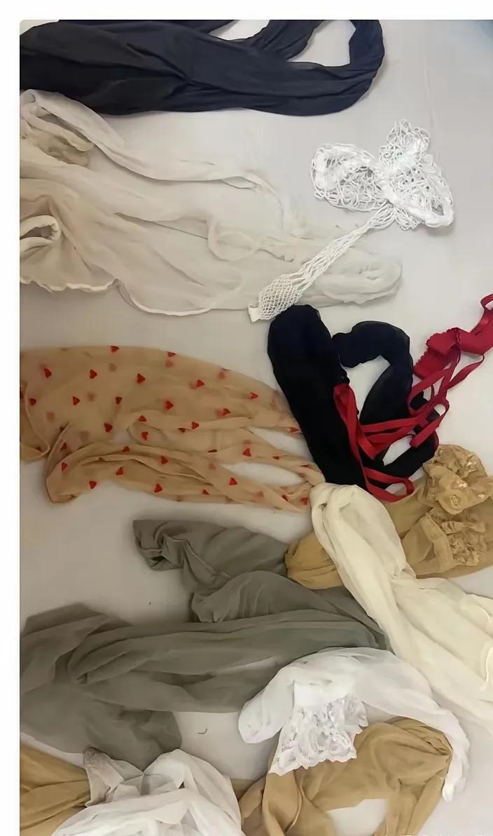 天冷了
今天气温十几度
冻死我了
以后这些衣服穿不上了
收拾一下
留明年