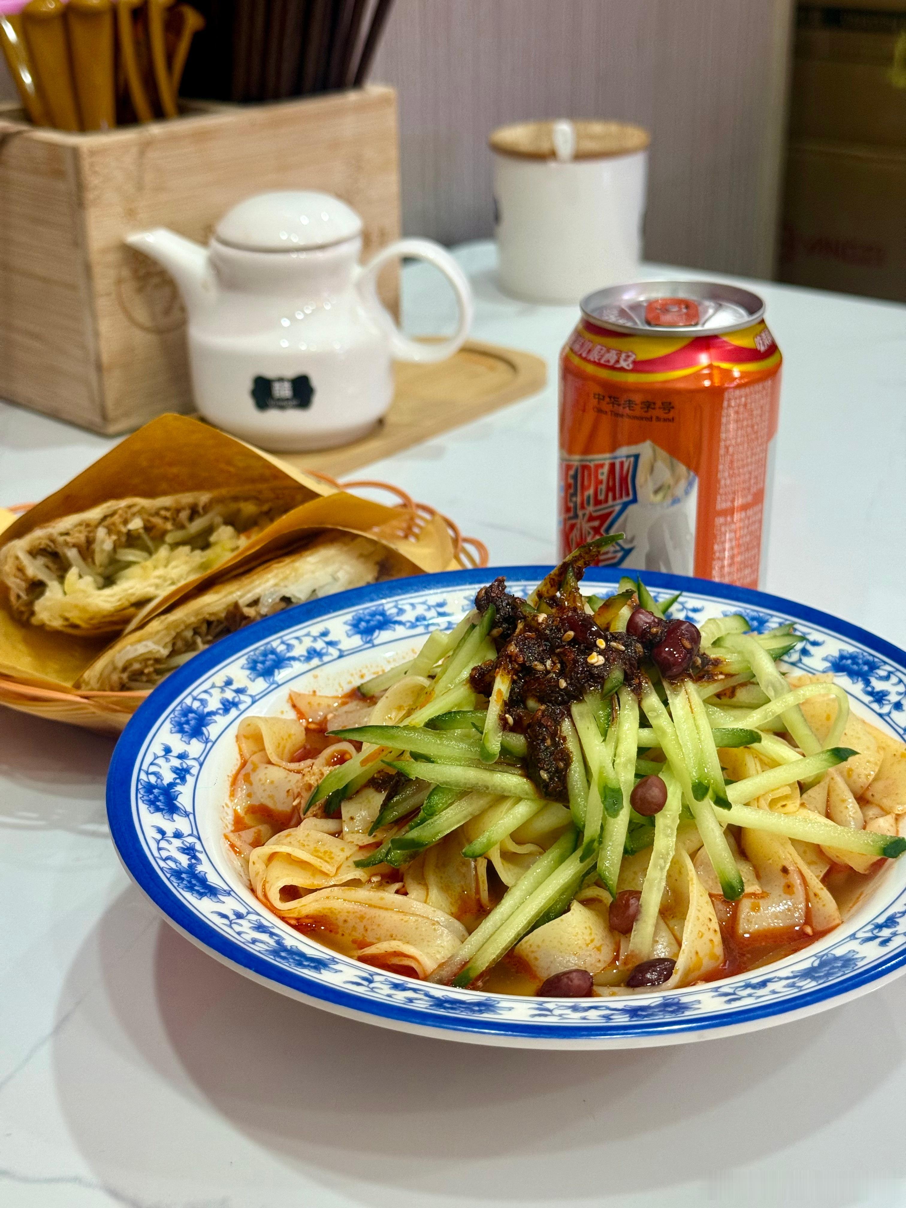 走遍天南海北，还是碳水最美三秦套餐、酸汤水饺，祝大家：冬至快乐！ 