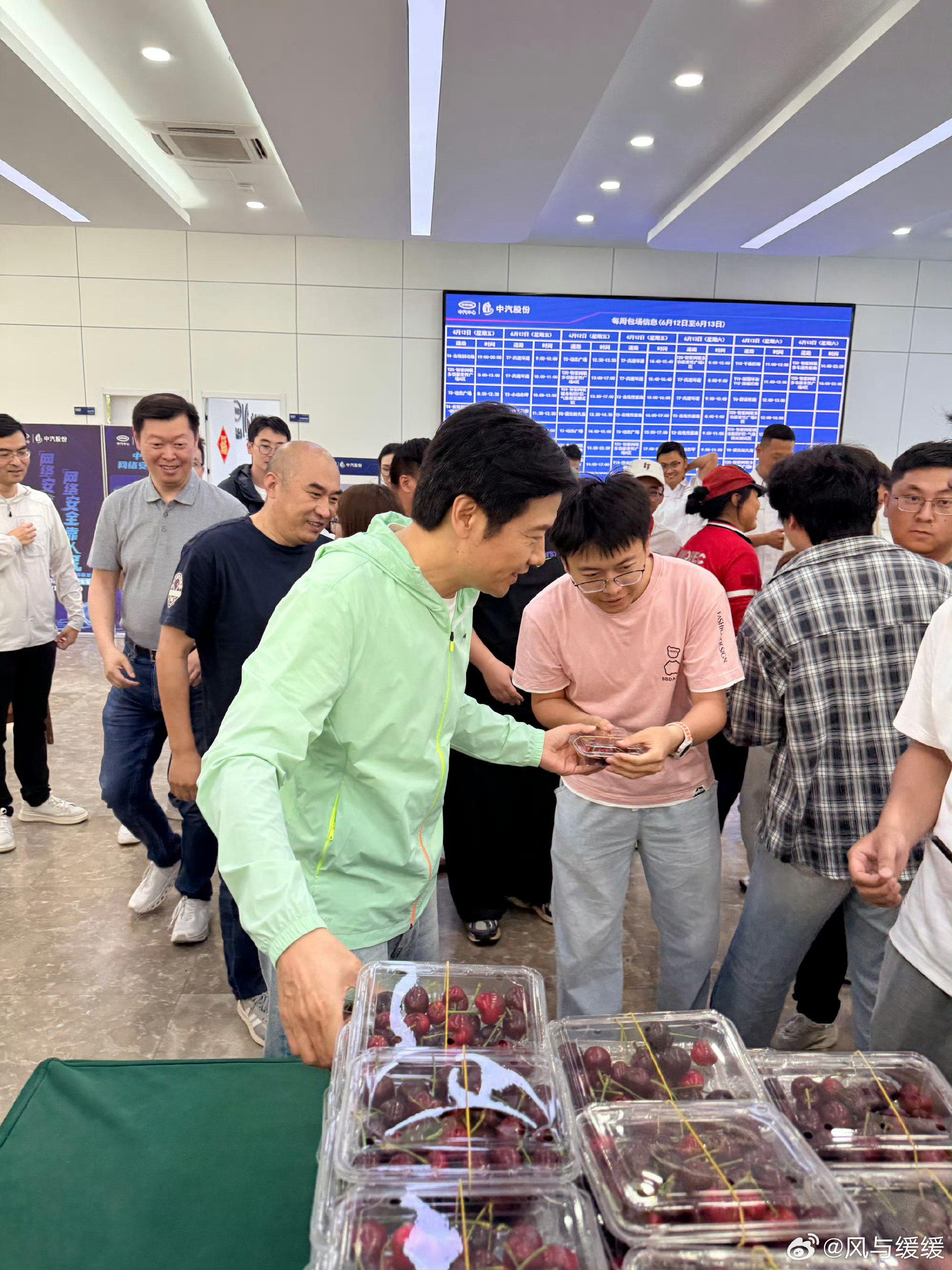 雷军盐城送车厘子昨天就刷到雷军要去盐城试验场，慰问工程师和筹备直播，今天抵达现场