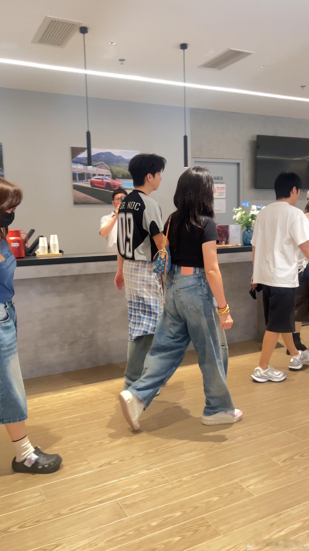 下次买车我就这么发朋友圈 不少人分享线下偶遇艺人的喜悦，上海粉丝完整记录胡夏提车