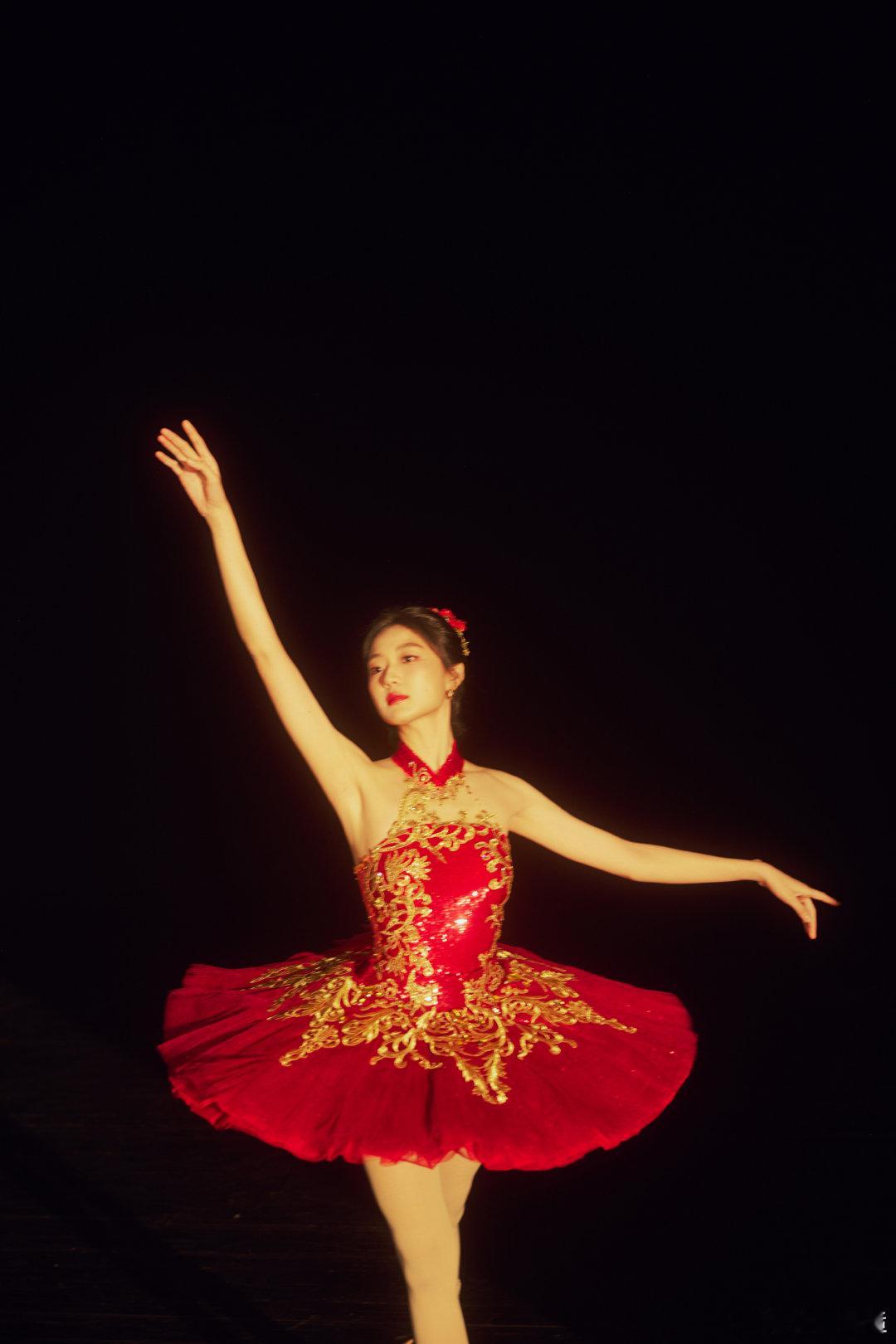 孙千红裙芭蕾 孙千雪中芭蕾名场面，红裙如火，点亮冰雪天地。 