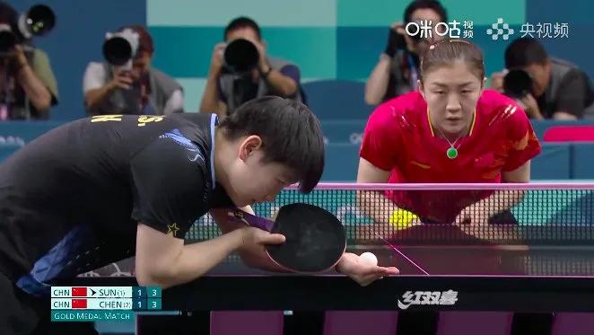 陈梦11比4拿下第三局，连得两局大比分2比1领先。心理素质真的不是盖的。孙颖莎能
