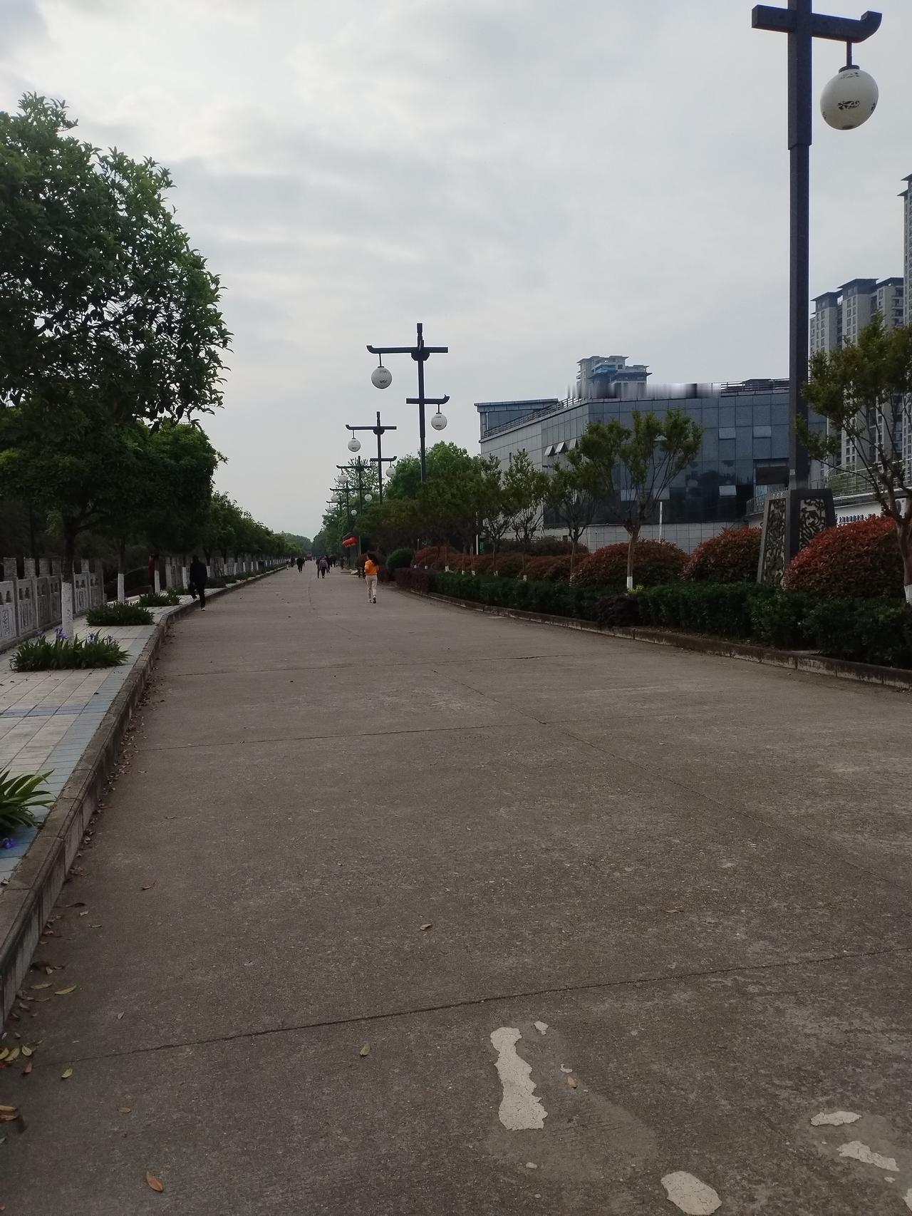 近日，许家印受审一事引发广泛关注。作为中国知名的房地产企业恒大集团的实际控制人，