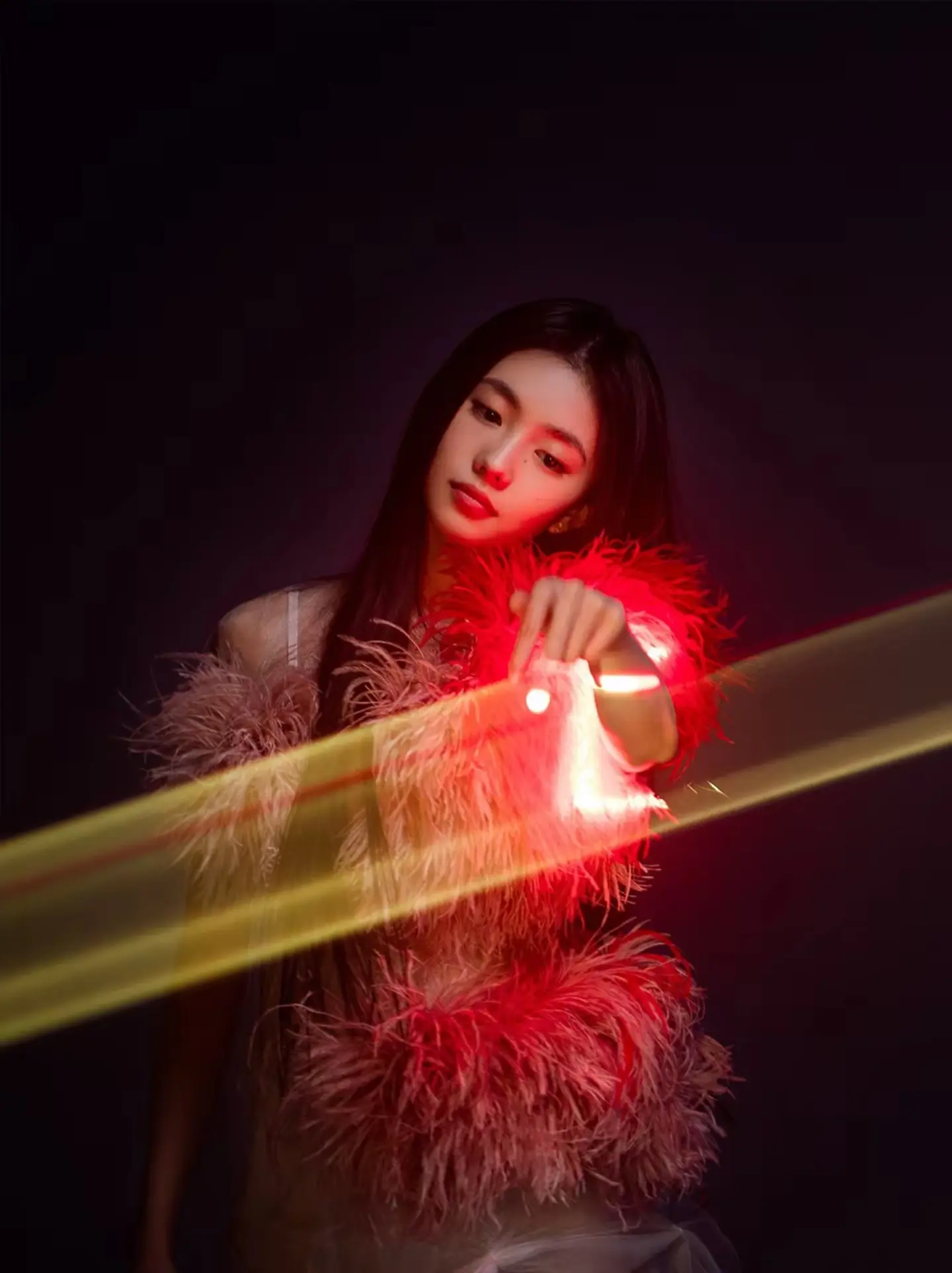 伸手，不是求光，是掌控光。