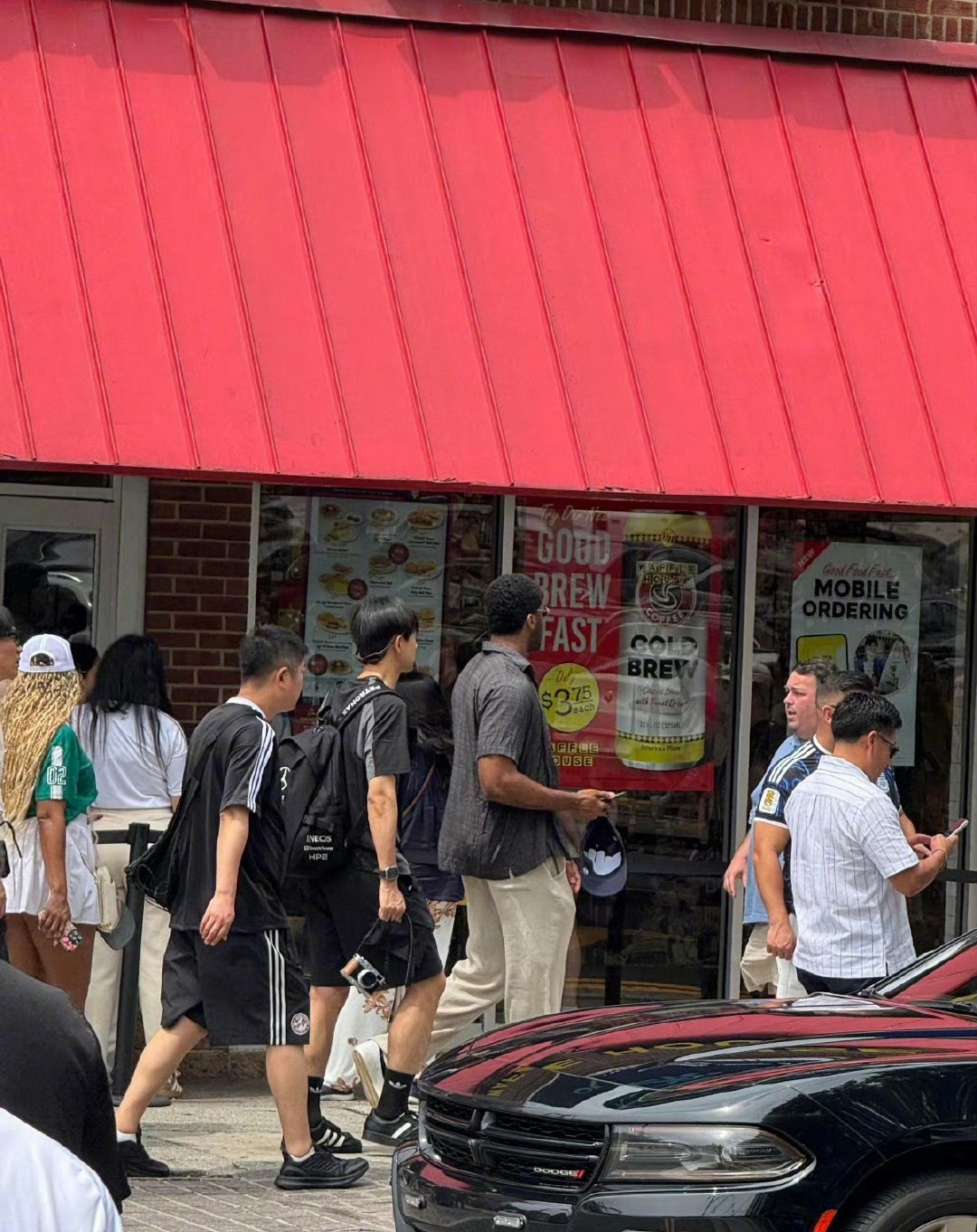 李现是真的高精力，一落地就扫街去了还被偶遇了