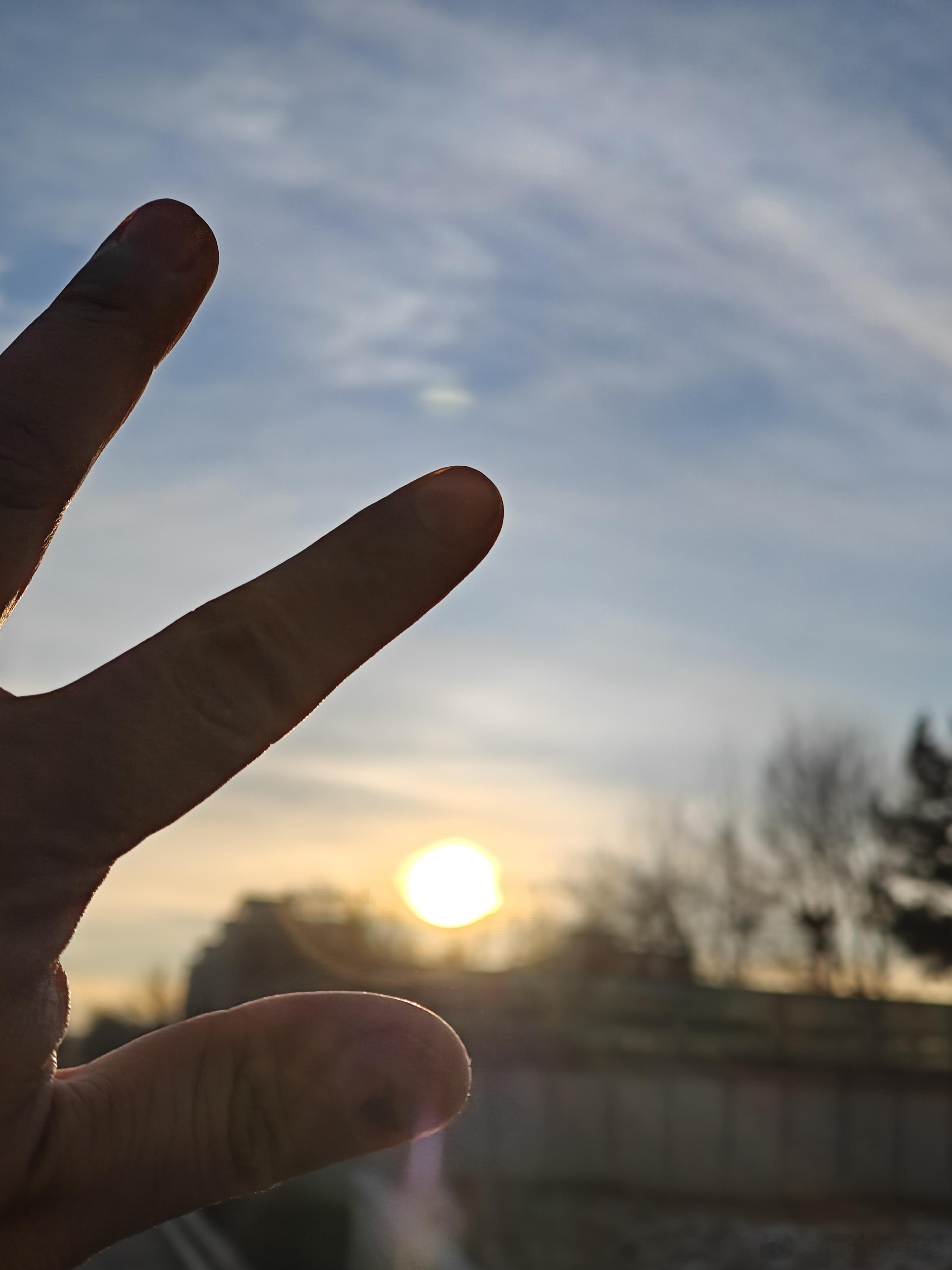 跨越南北，匆匆归来。冬风虽冷，幸有晨光如旧。所幸等到的是安好的天明！ 