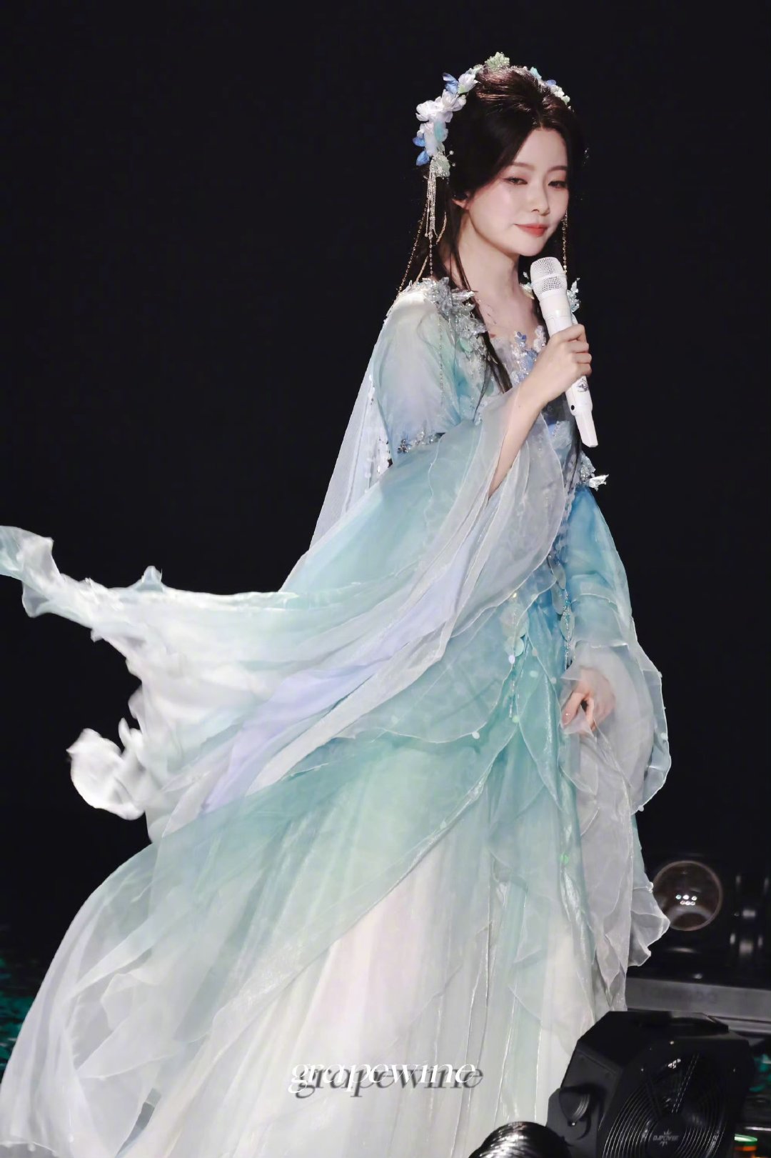 陈卓璇一开口又回到那个夏天了声音自带故事感！陈卓璇演唱《孤城 + 无羁》，一开口