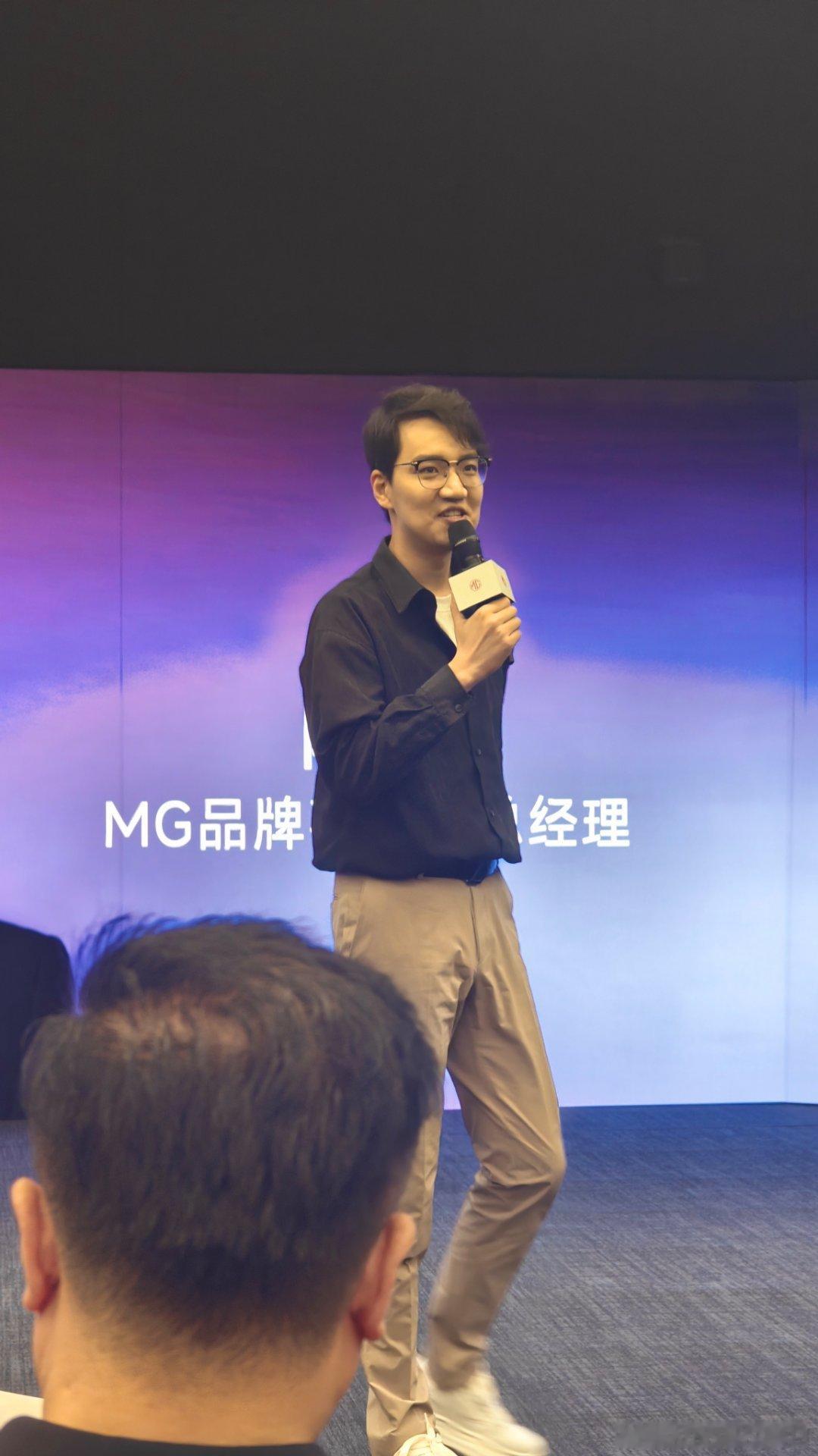 一个小细节看高管对于自家产品的理解MG品牌陈萃用的是OPPO的Find5一款很漂