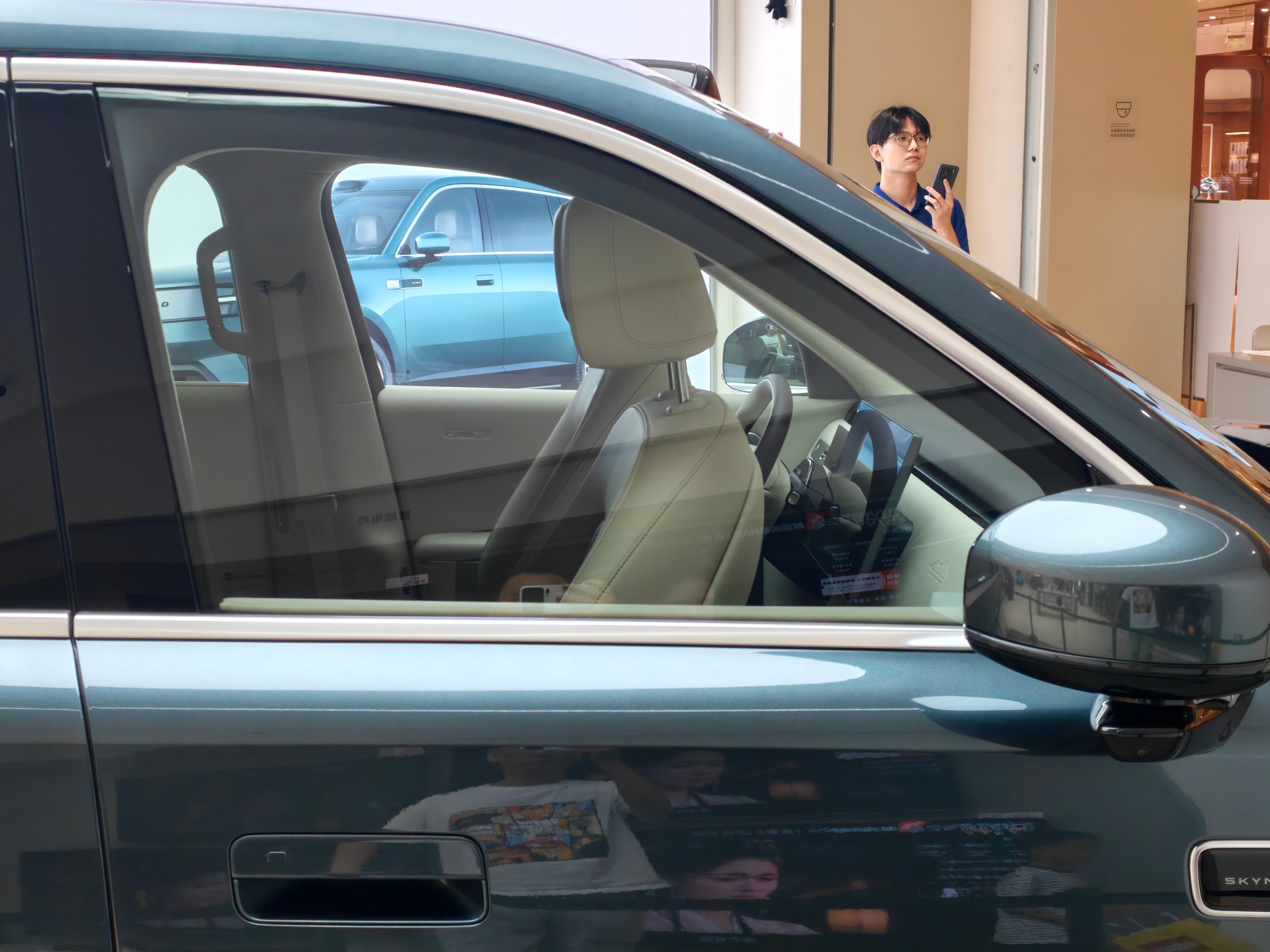 围观群众说 都没见过这种造型的车…老登们也在看了…肉眼可见两种感觉，这个车对老登