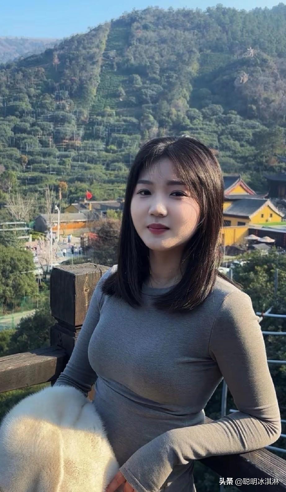 山间少女，静享自然之美