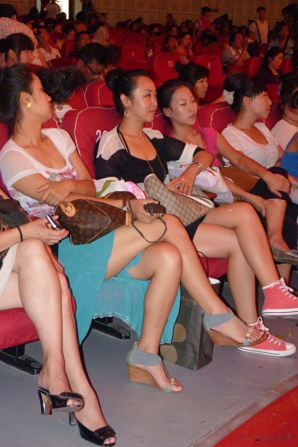 秋日生活打卡季昨晚去县城飞虹影剧院看演出，台下观众颜值太高，大伙全都只顾看人，压