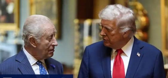 谁能想到英美铁杆盟友如今矛盾越闹越僵，最近英国国王查尔斯三世亲自出马，带着王后远