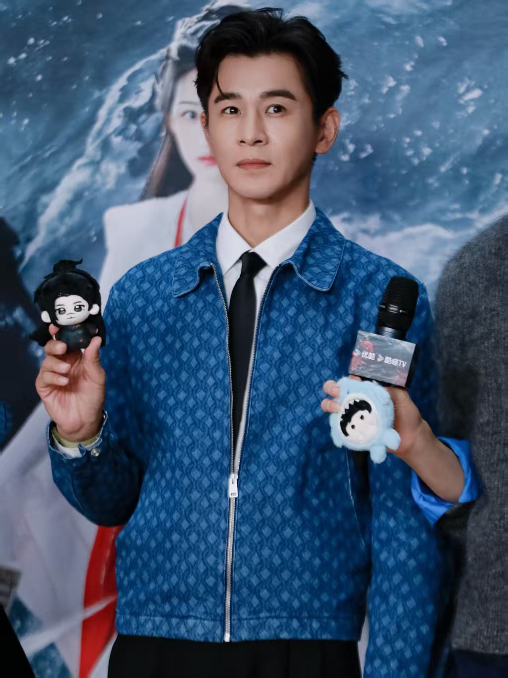 乔振宇生图乔振宇生图状态看乔振宇的生图状态感觉他保养得真好。穿着蓝色外套，搭配得