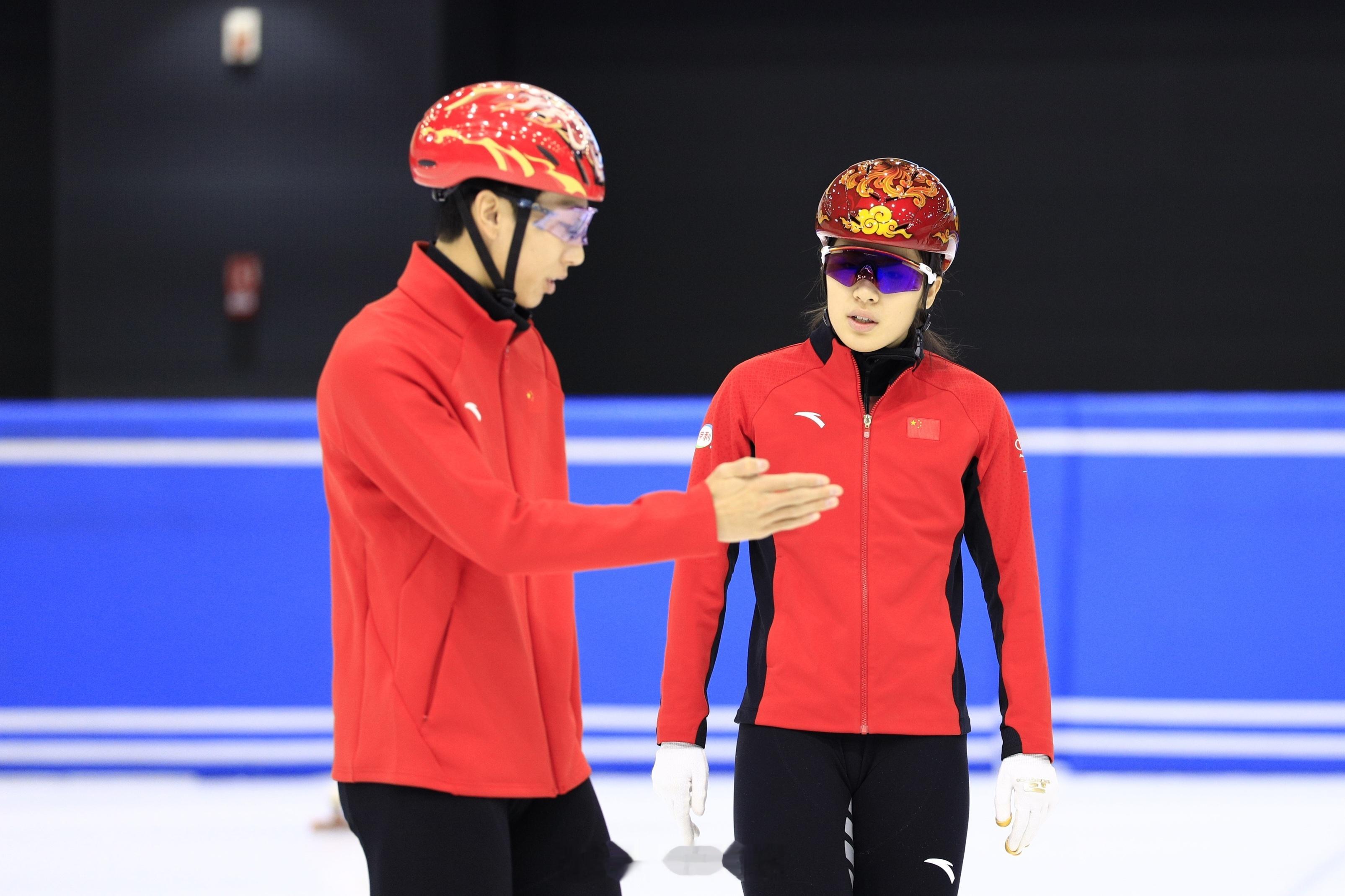 中国短道速滑队出征米兰go!go!go!出征！！！平安！顺利！ 