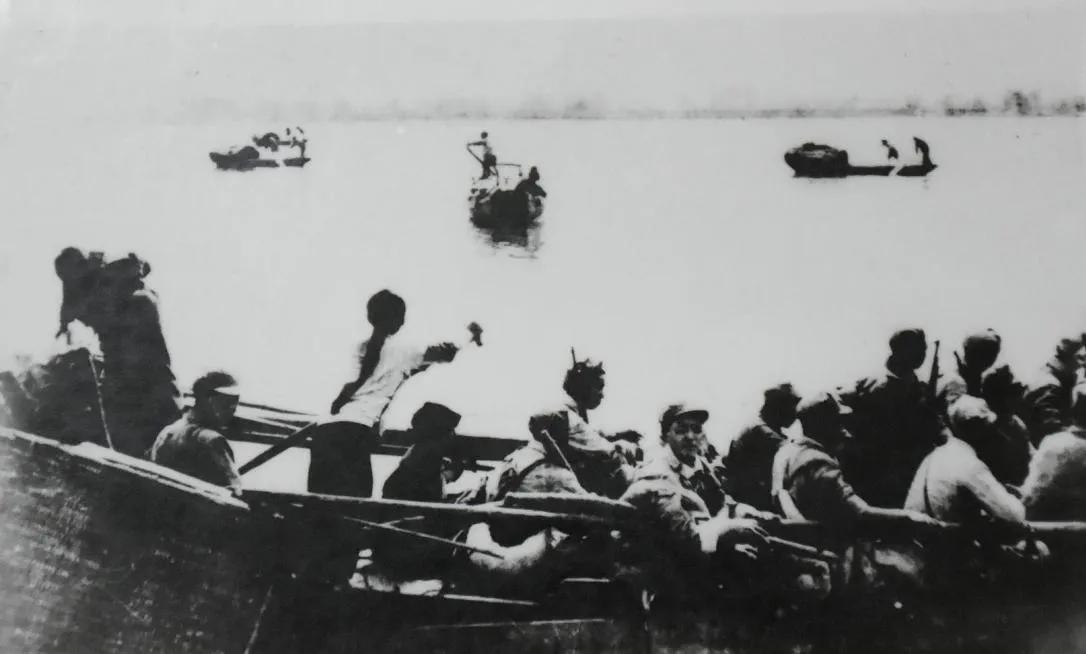 1949年，19岁的姑娘颜红英摇着小木船运送24名解放军战士横渡长江，激战中，她