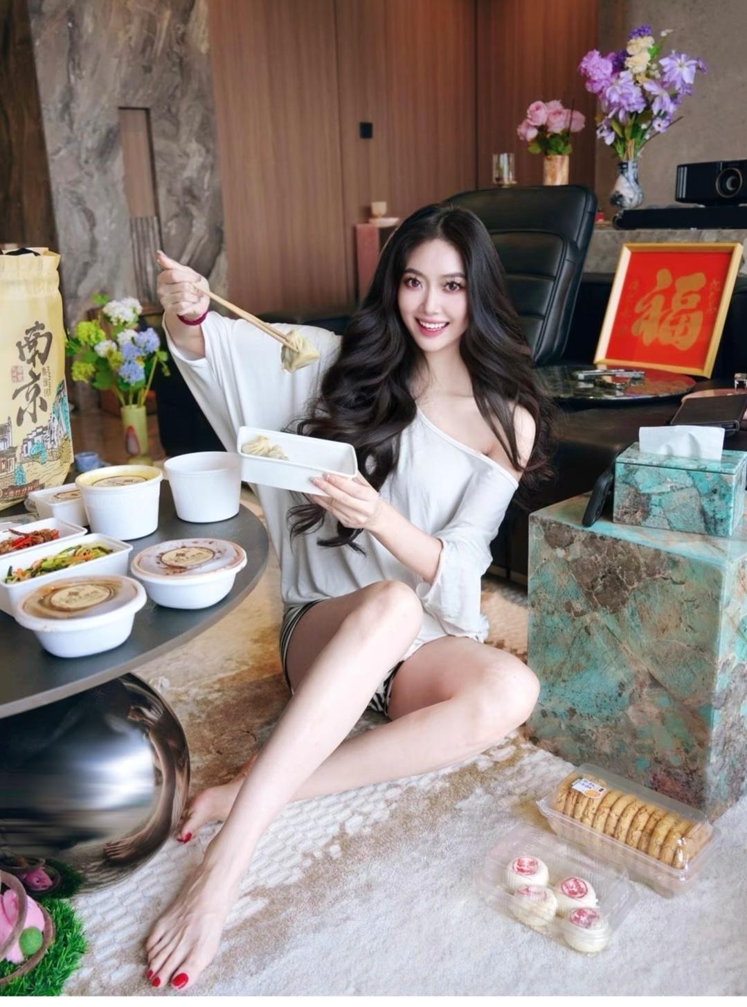 这位美女，不光人长的美，连脚丫都美的无可挑剔。