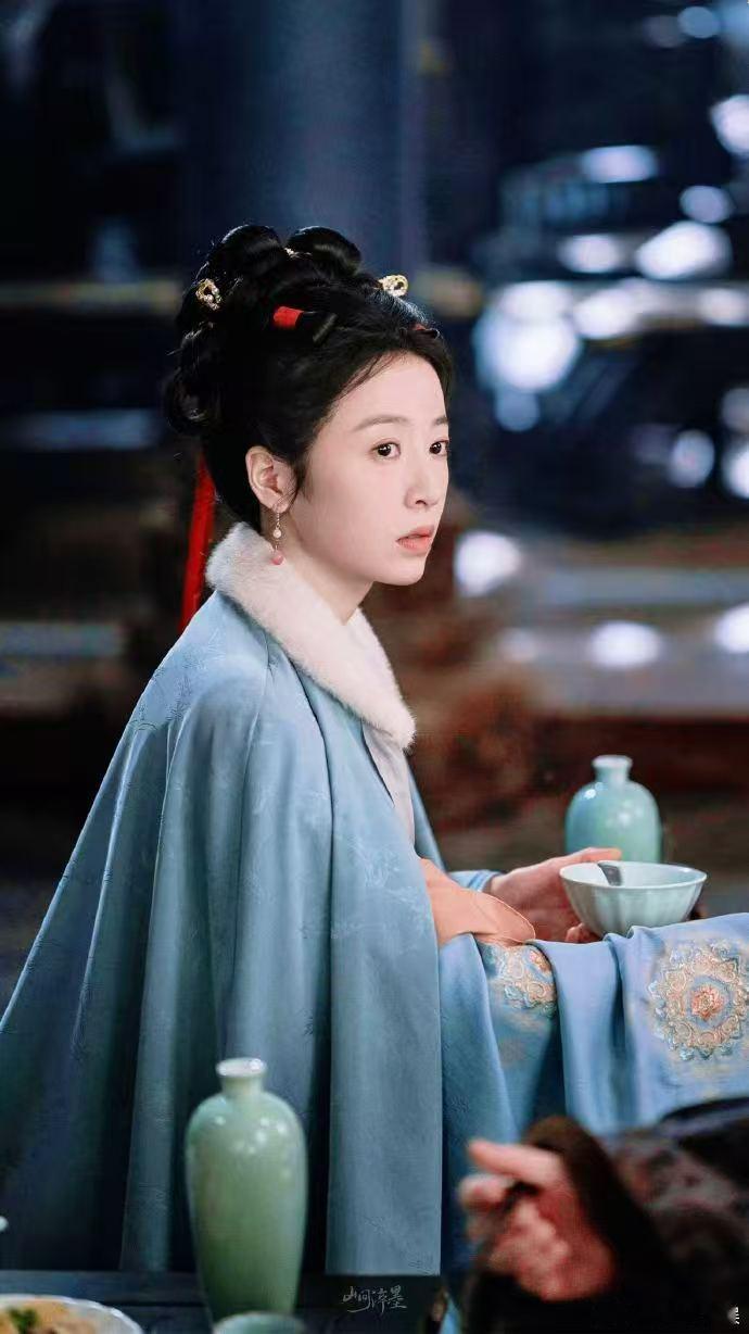 不知道周雨彤古装造型很绝妙 以前没发现周雨彤古装这么有韵味！妆容服装超搭，端庄中