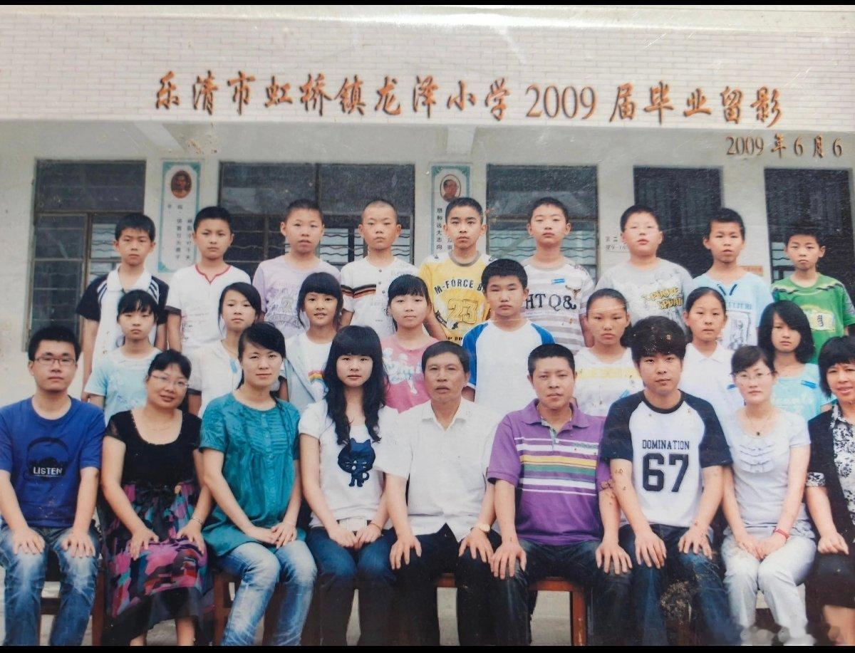 章若楠小学毕业照章若楠斜刘海小学毕业照女大十八变 ​​​