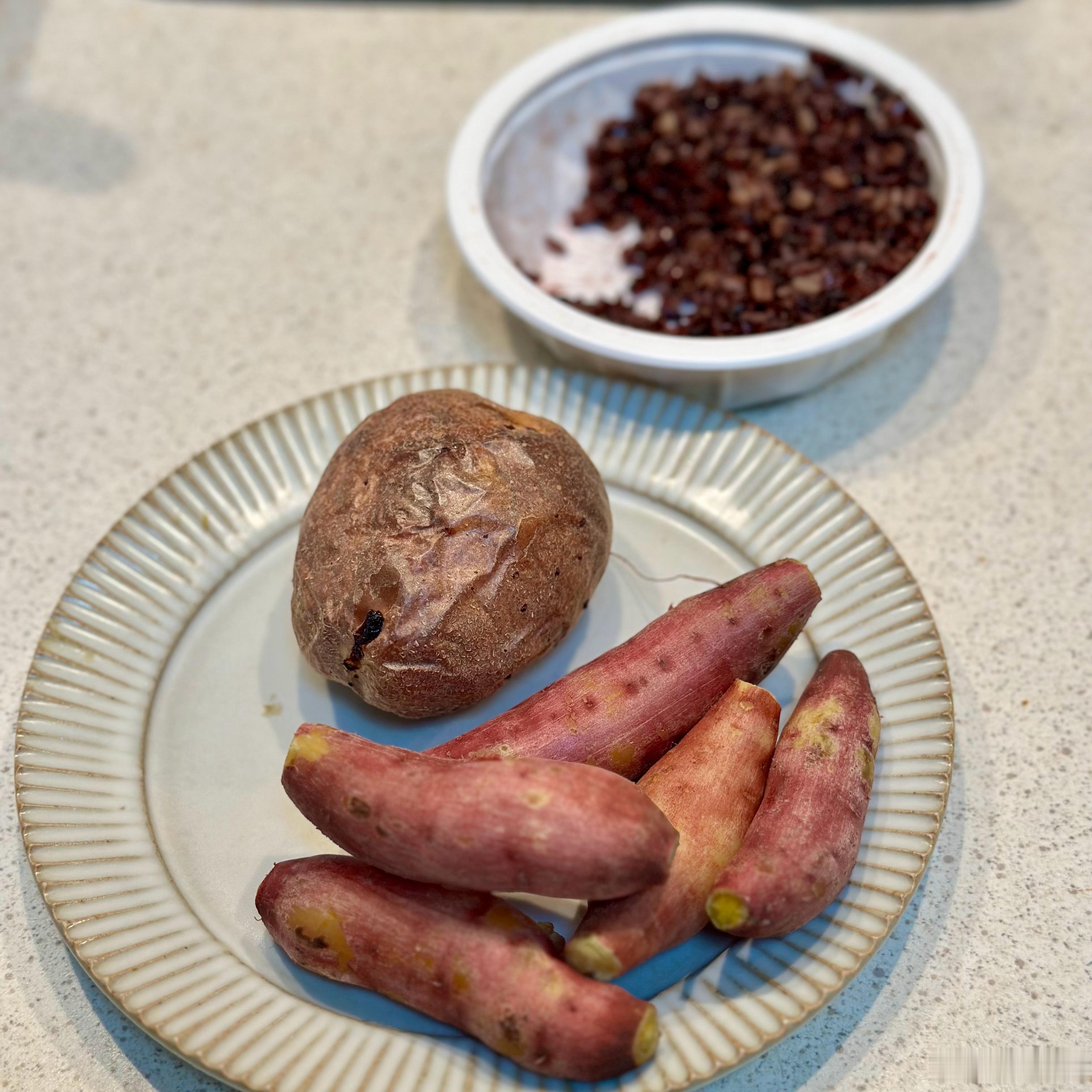相当简单的晚餐。三文鱼，豆花和蒸茄子，共用一个糊辣椒蘸水。主食倒是准备得比较丰富