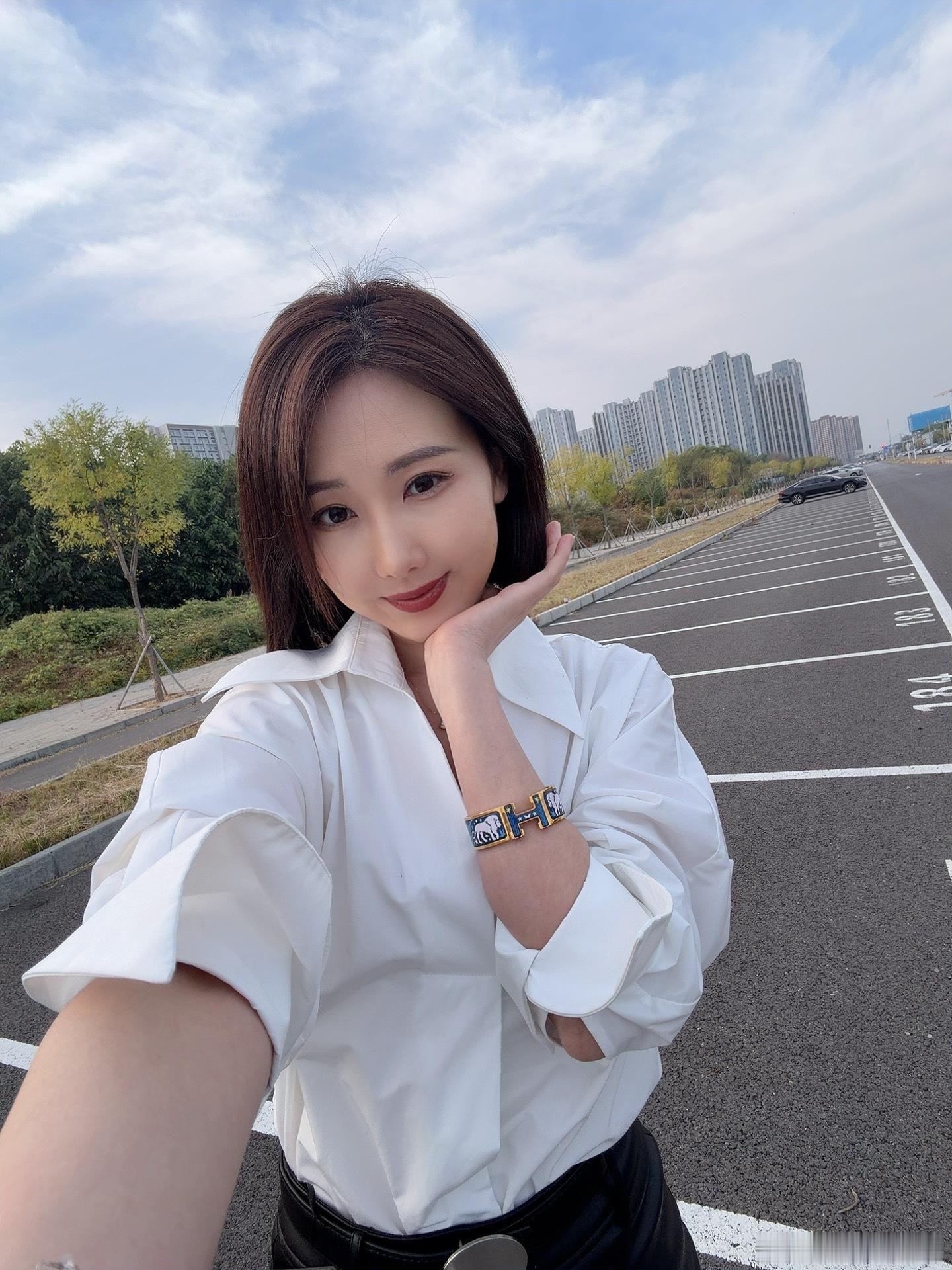 今日份长这样 拍一辆大新车 豪华城市SUV造型很酷 有保密协议委屈大家看看我得了