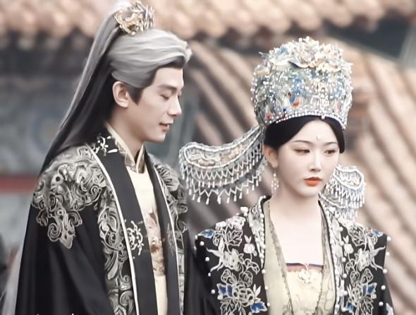 承德太子妃烧长信王妃和他儿子，是特意选的，不是盲选的。

因为她要给承德太子报仇