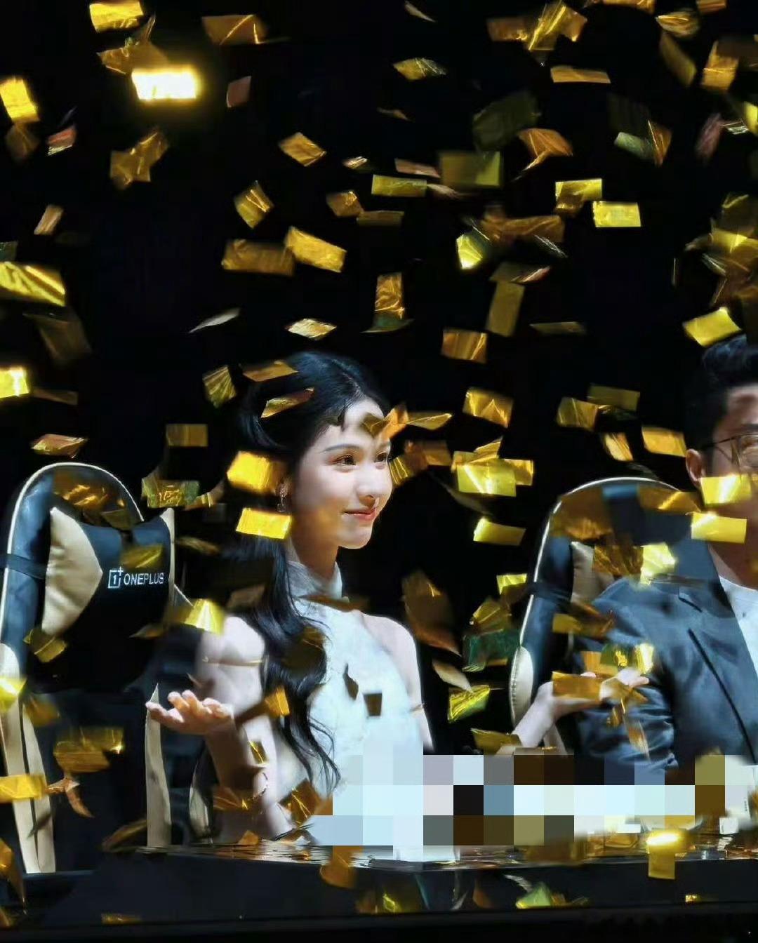 谁懂漫天金雨下陈都灵美的多权威陈都灵这组照片美到失语，代入电竞文女主了 ​​​