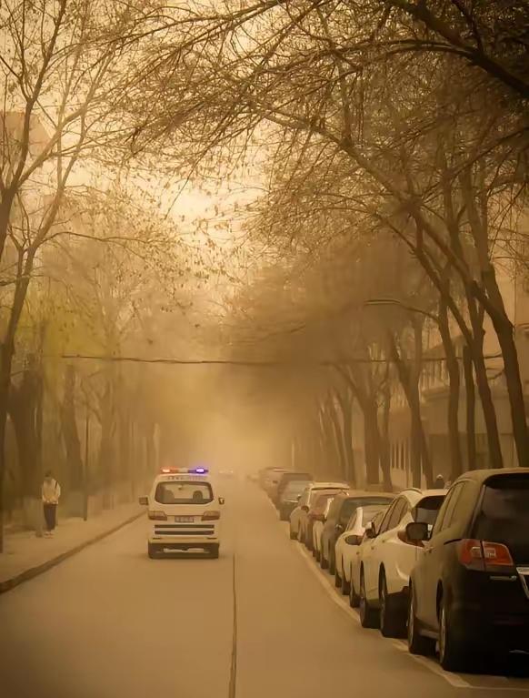 沙尘暴一来，
才想起西安地处大西北。