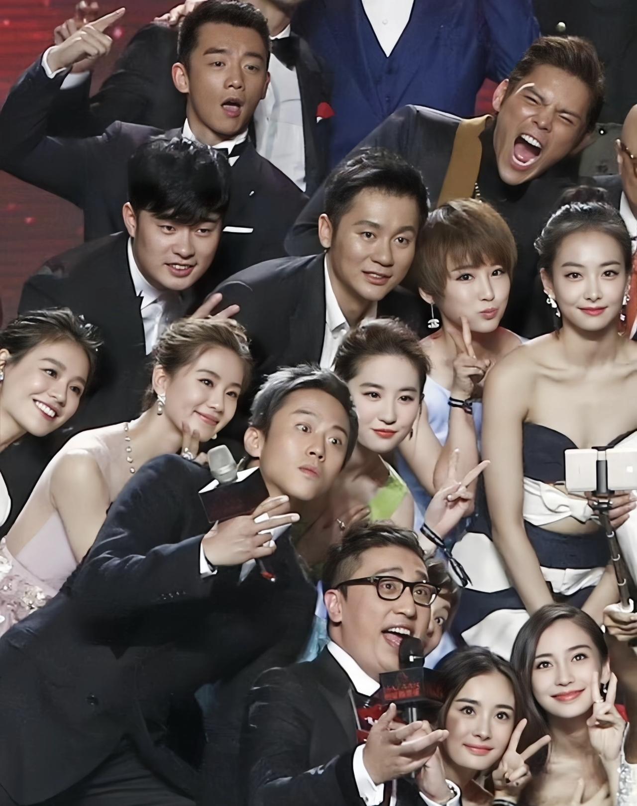 明星古早大合影，十年前的他们和她们，当时，有两对还是恩爱夫妻哦。

2016年，