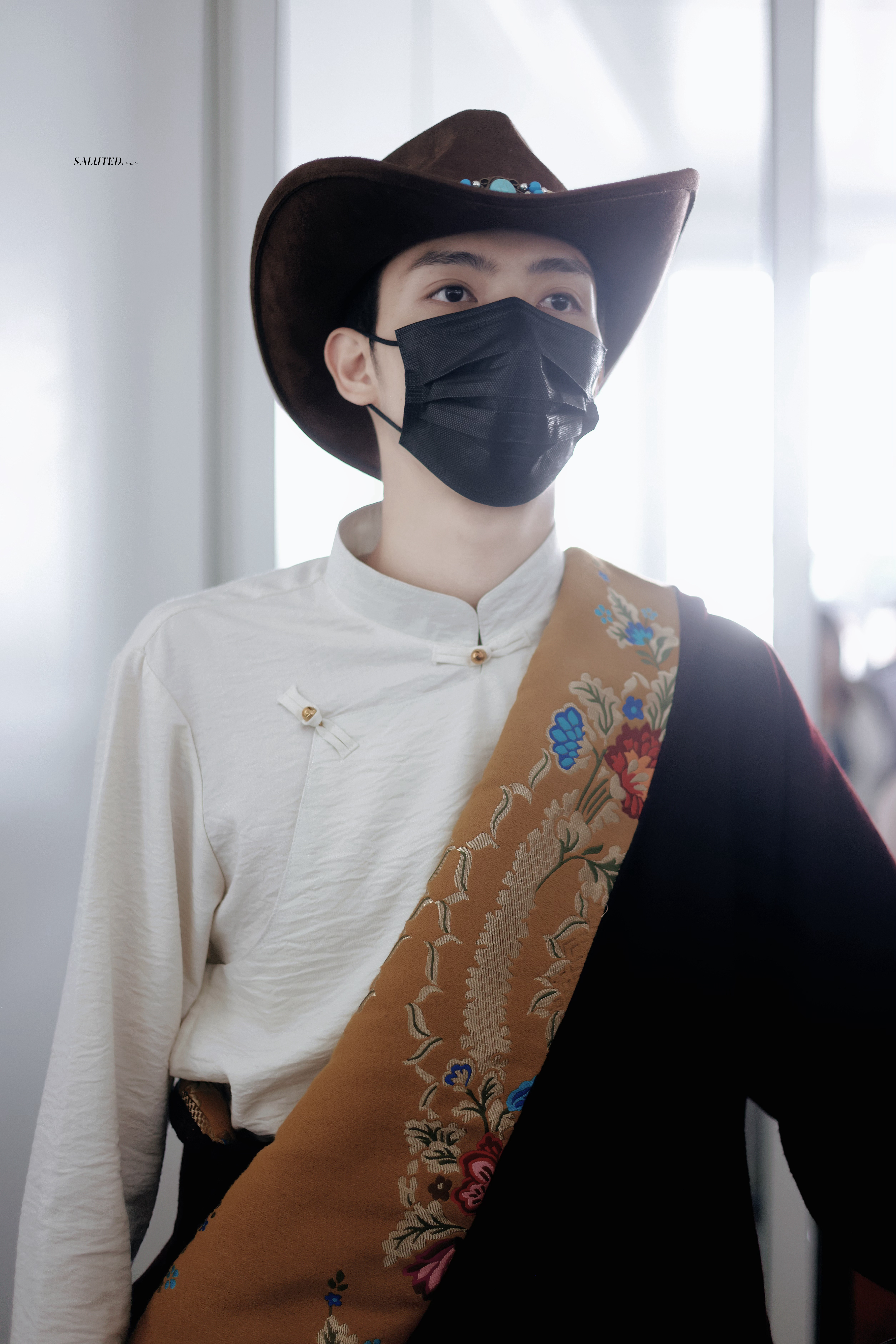 罗一舟藏服造型 罗一舟今天机场路透好帅的藏服小伙儿[期待]穿藏服好惊艳！罗一舟藏