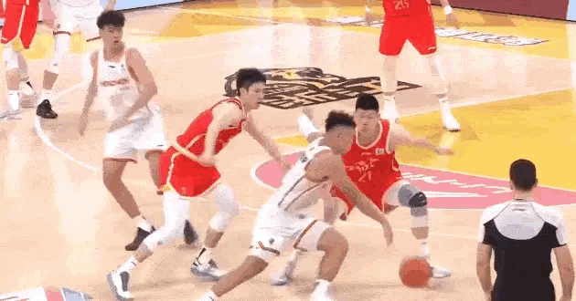 贺希宁连续得分，深圳男篮追到只差2分。MVP就得打这种困难球，谁让你是MVP呢。